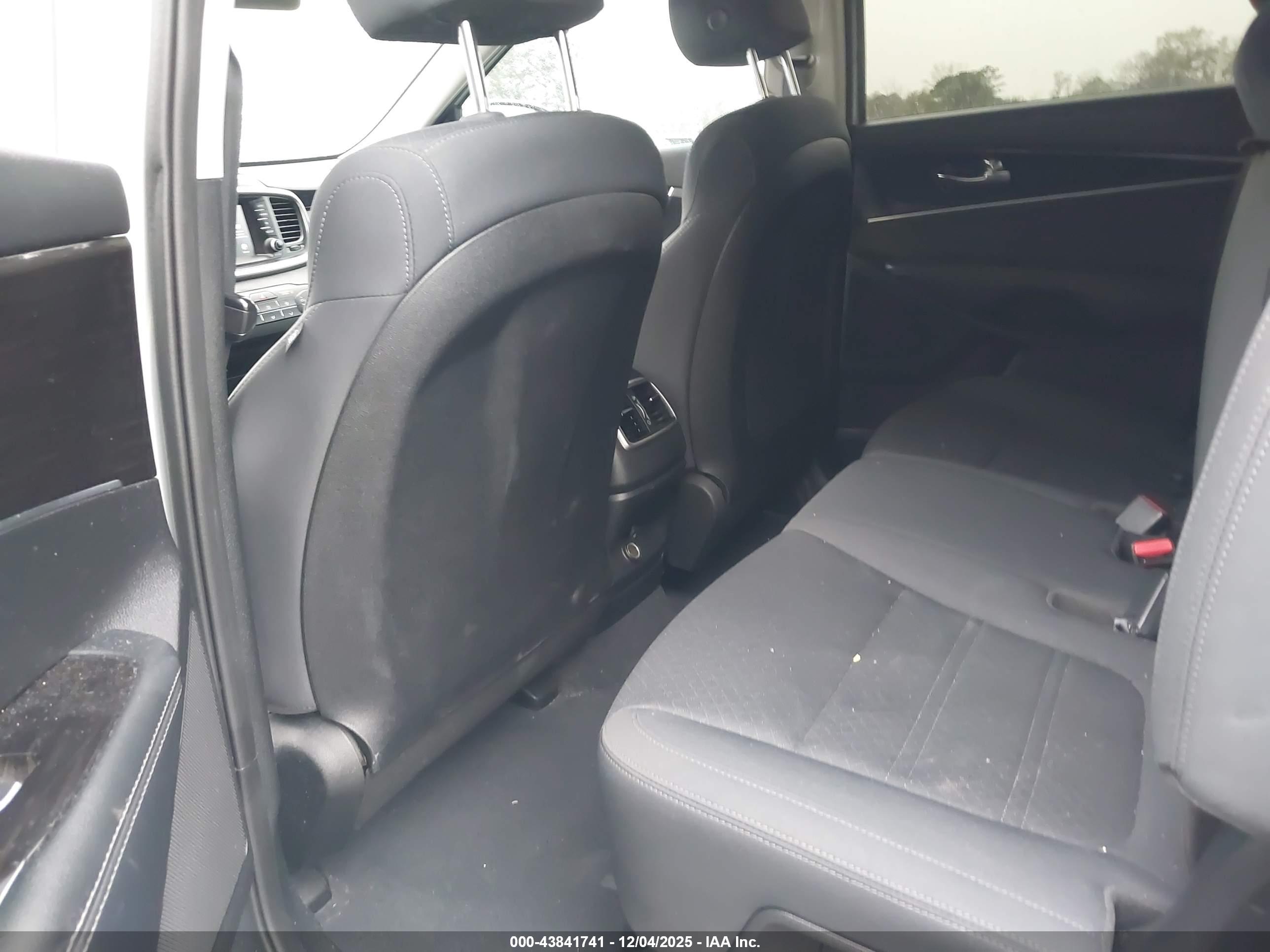 KIA SORENTO image 8