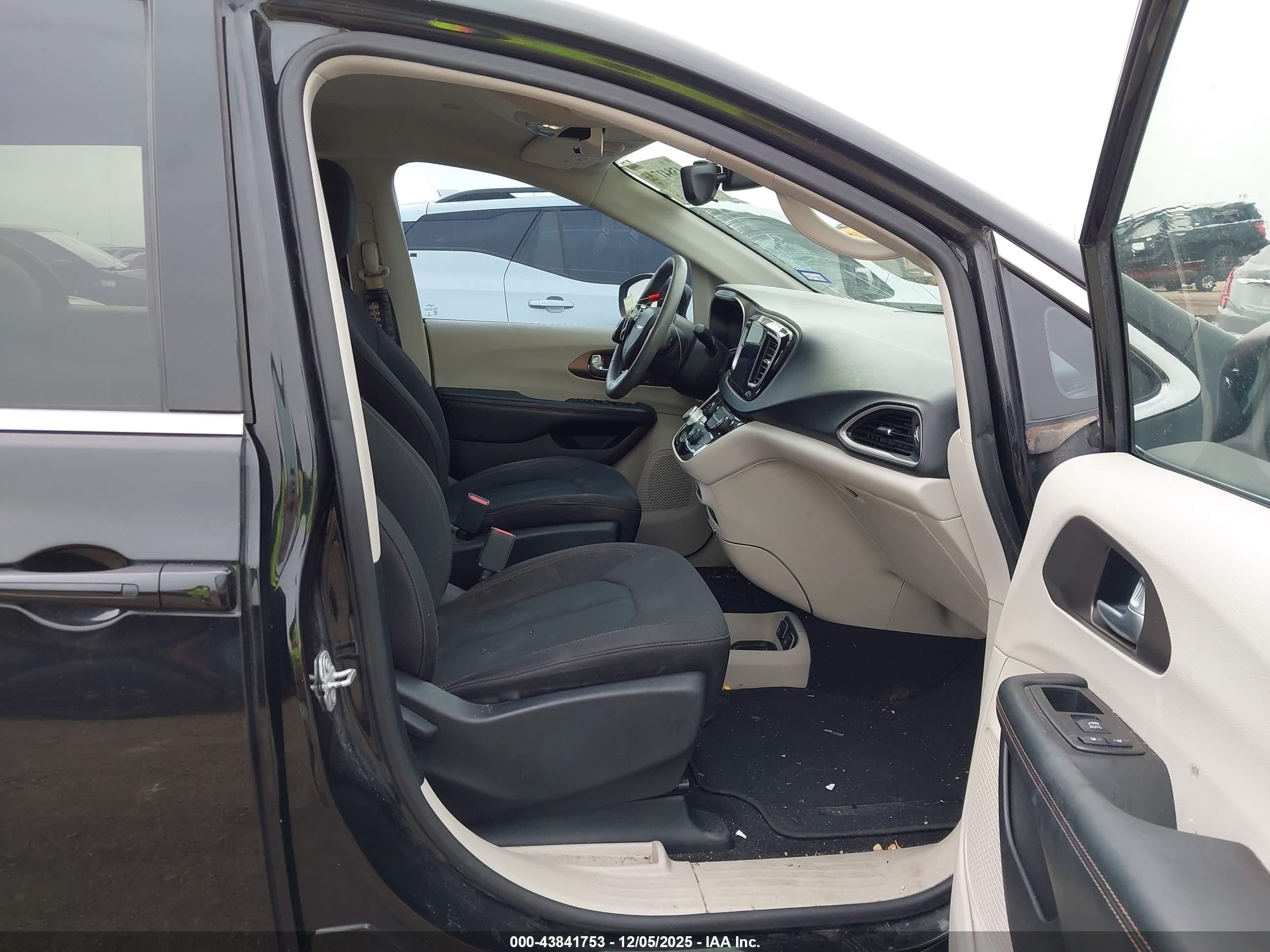 CHRYSLER PACIFICA image 5