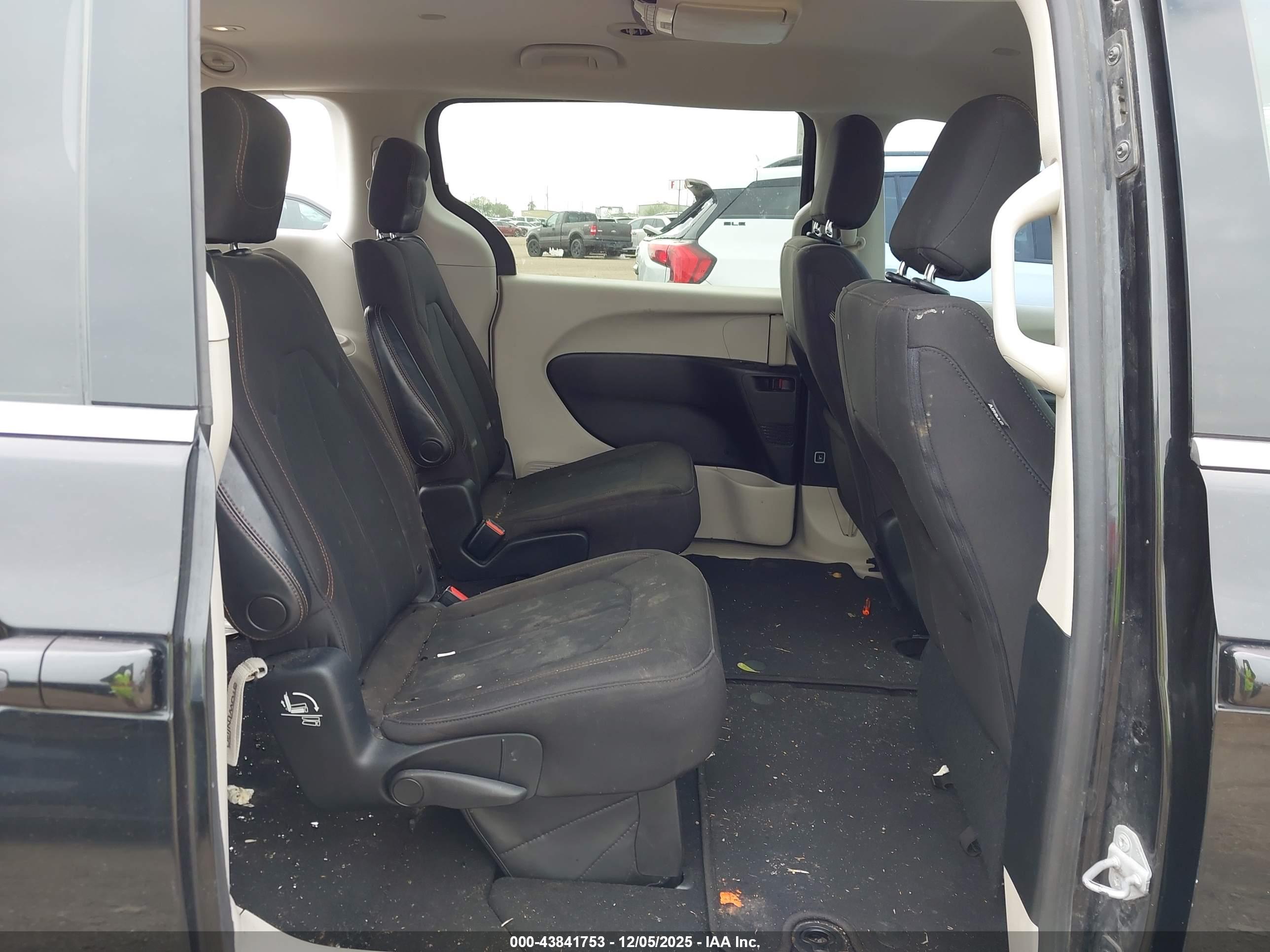 CHRYSLER PACIFICA image 8