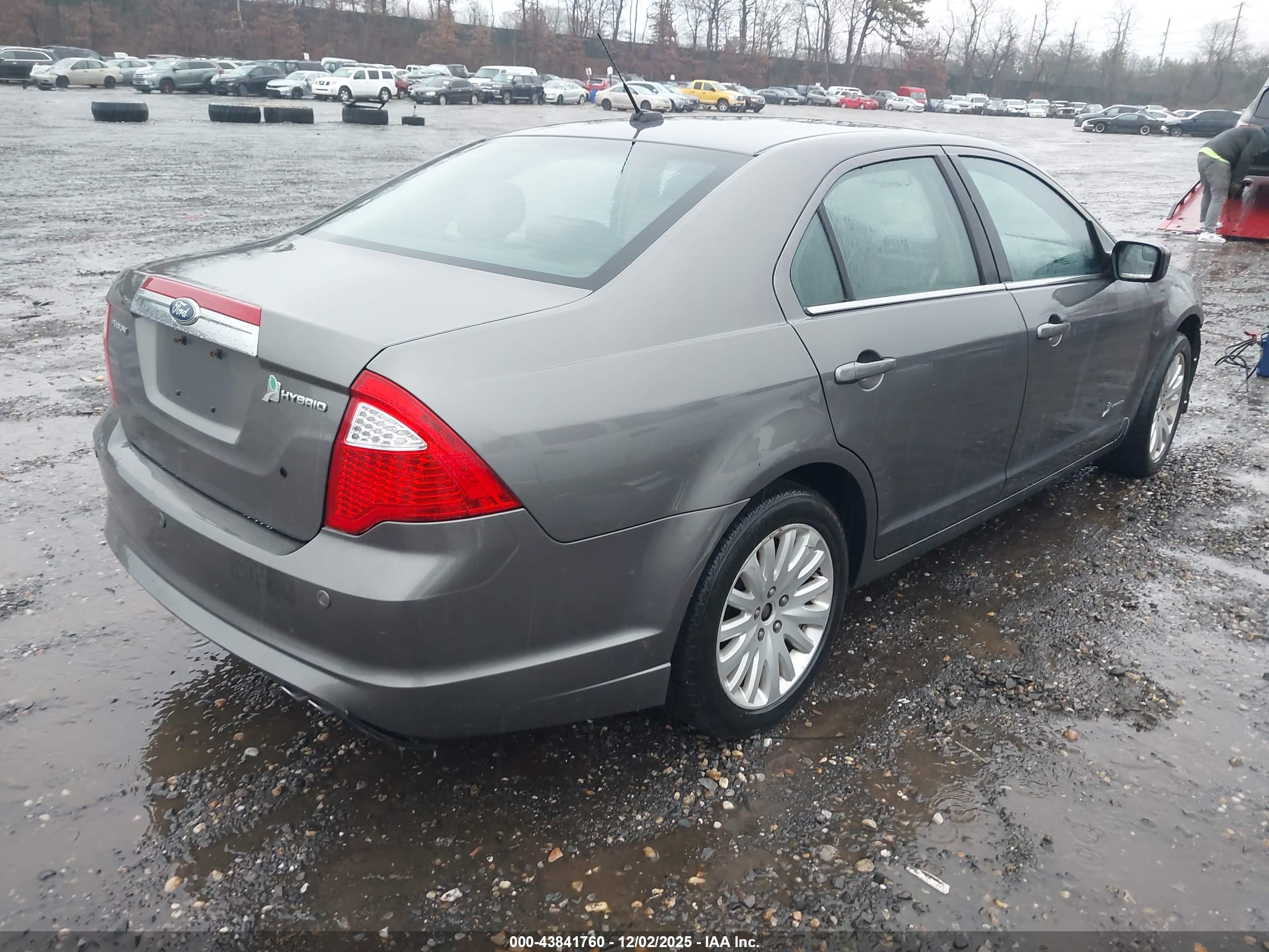 FORD FUSION image 4