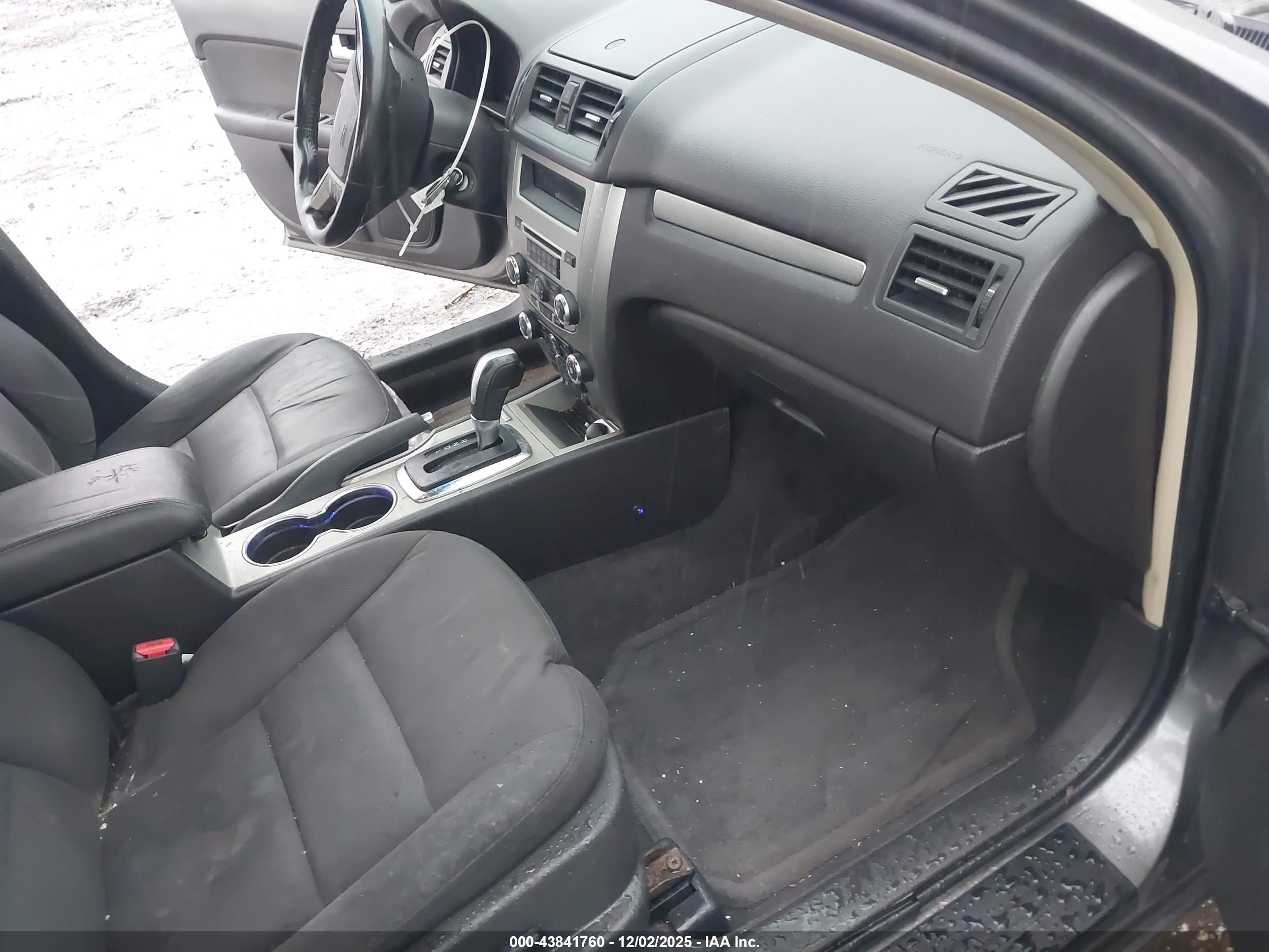 FORD FUSION image 5
