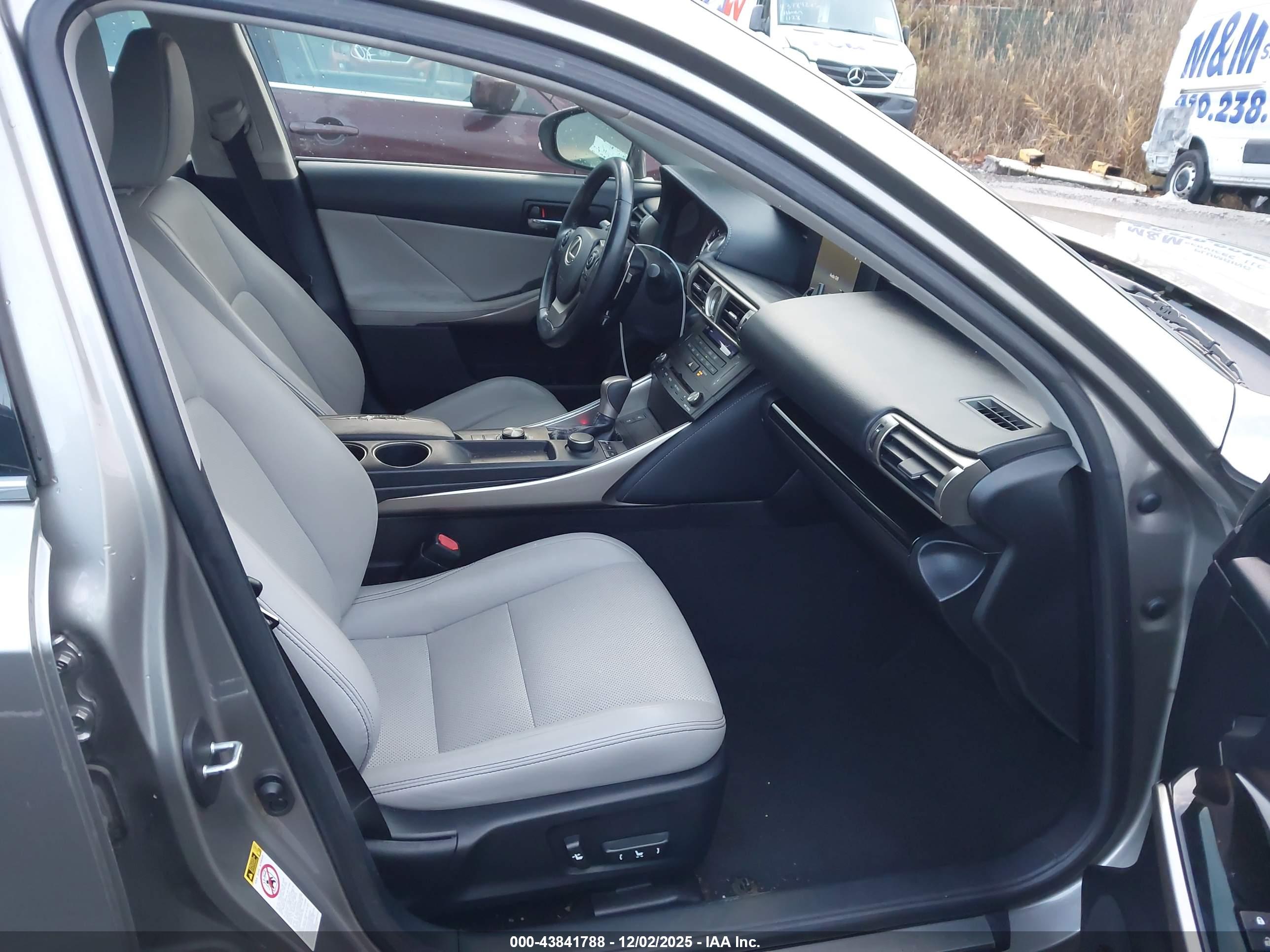 LEXUS IS image 5