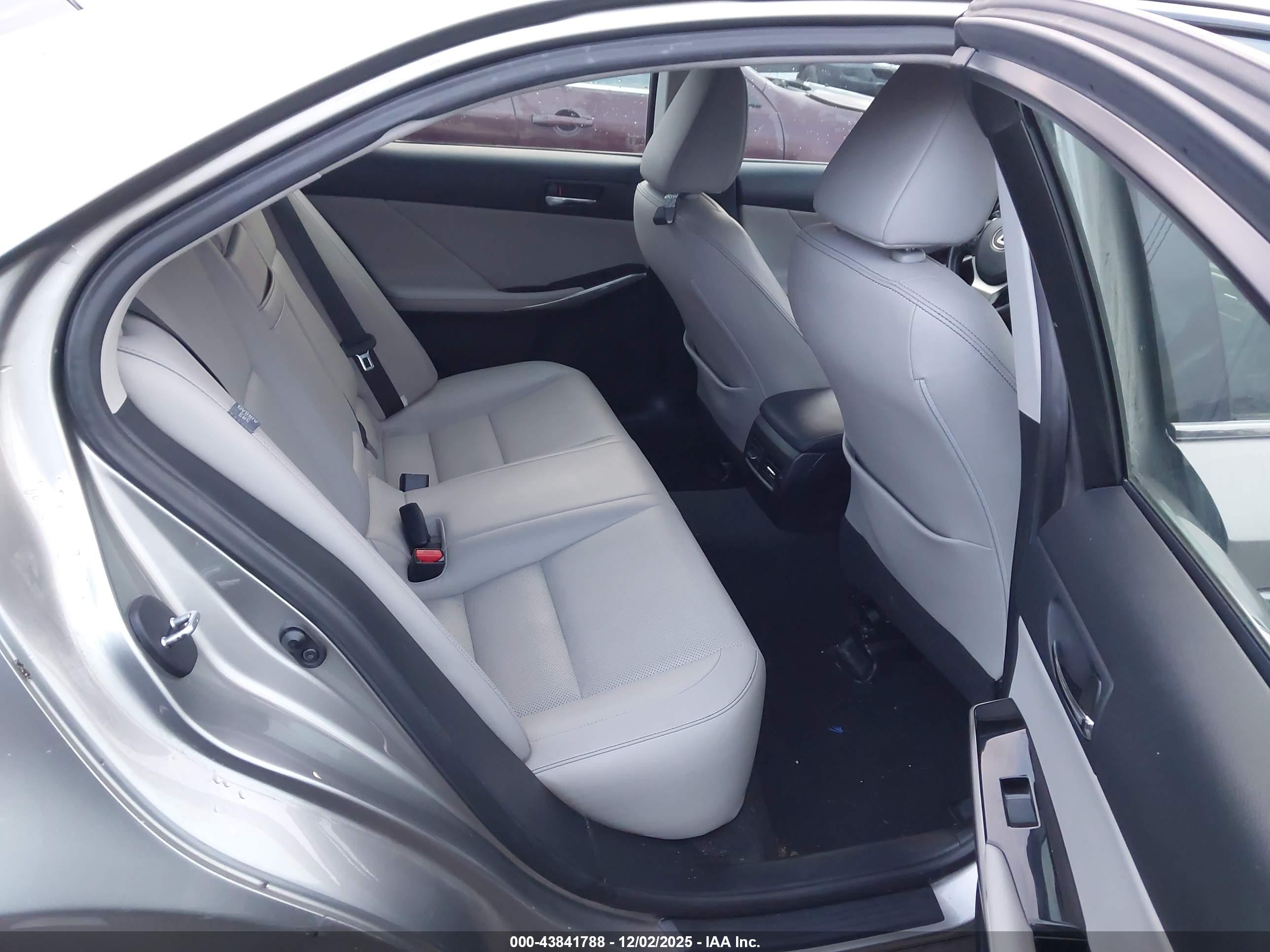 LEXUS IS image 8