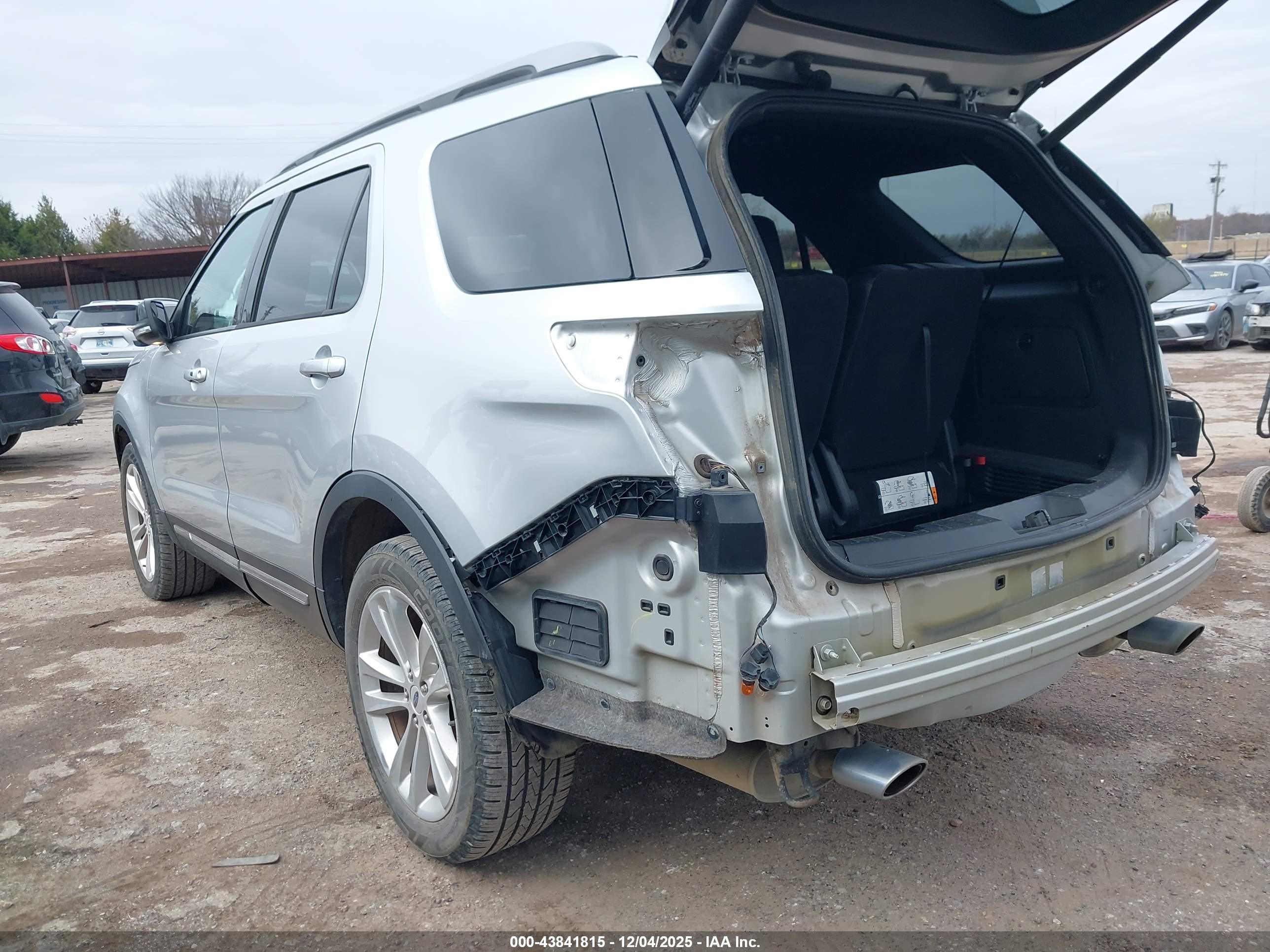 FORD EXPLORER image 3