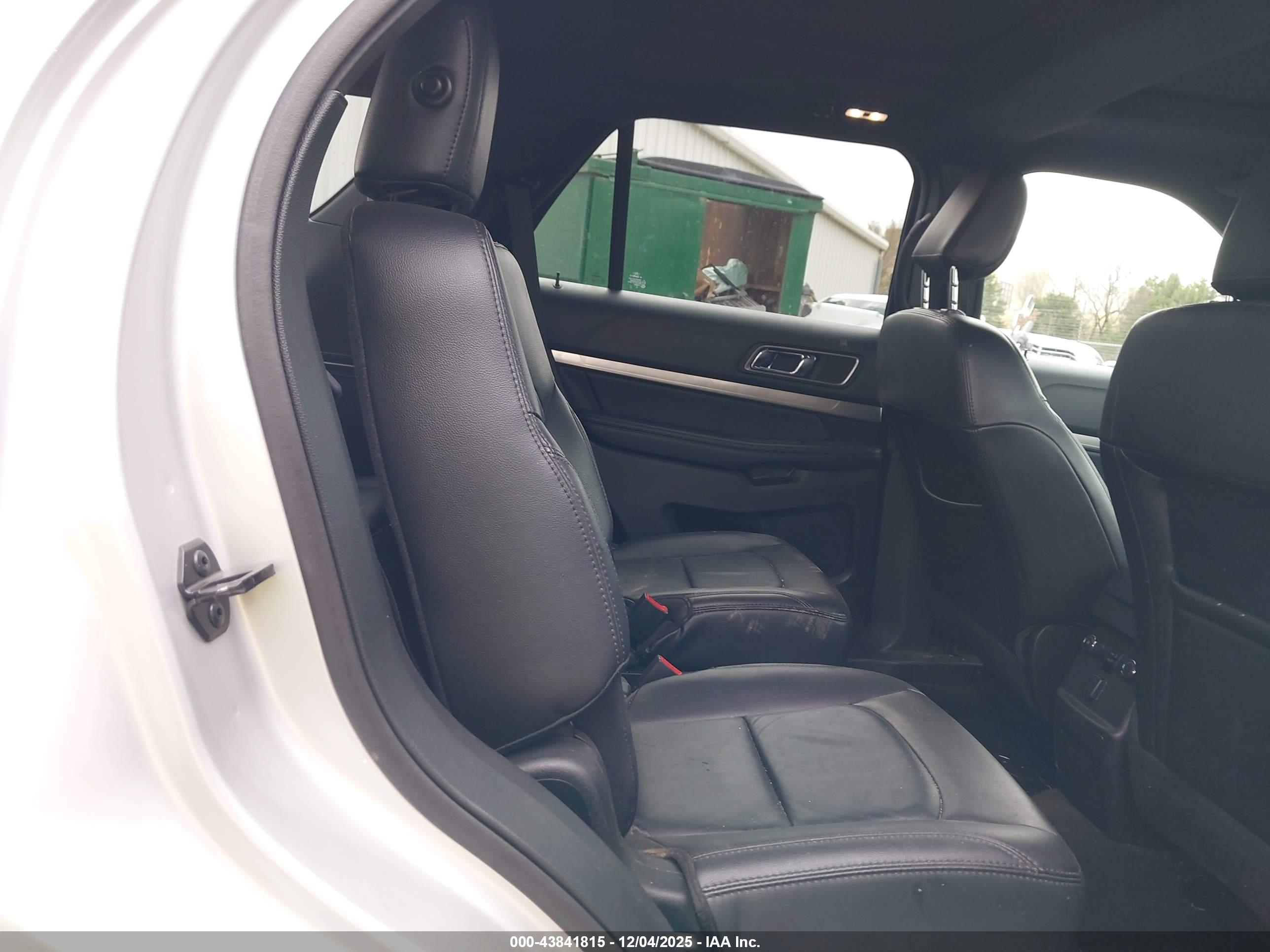 FORD EXPLORER image 8