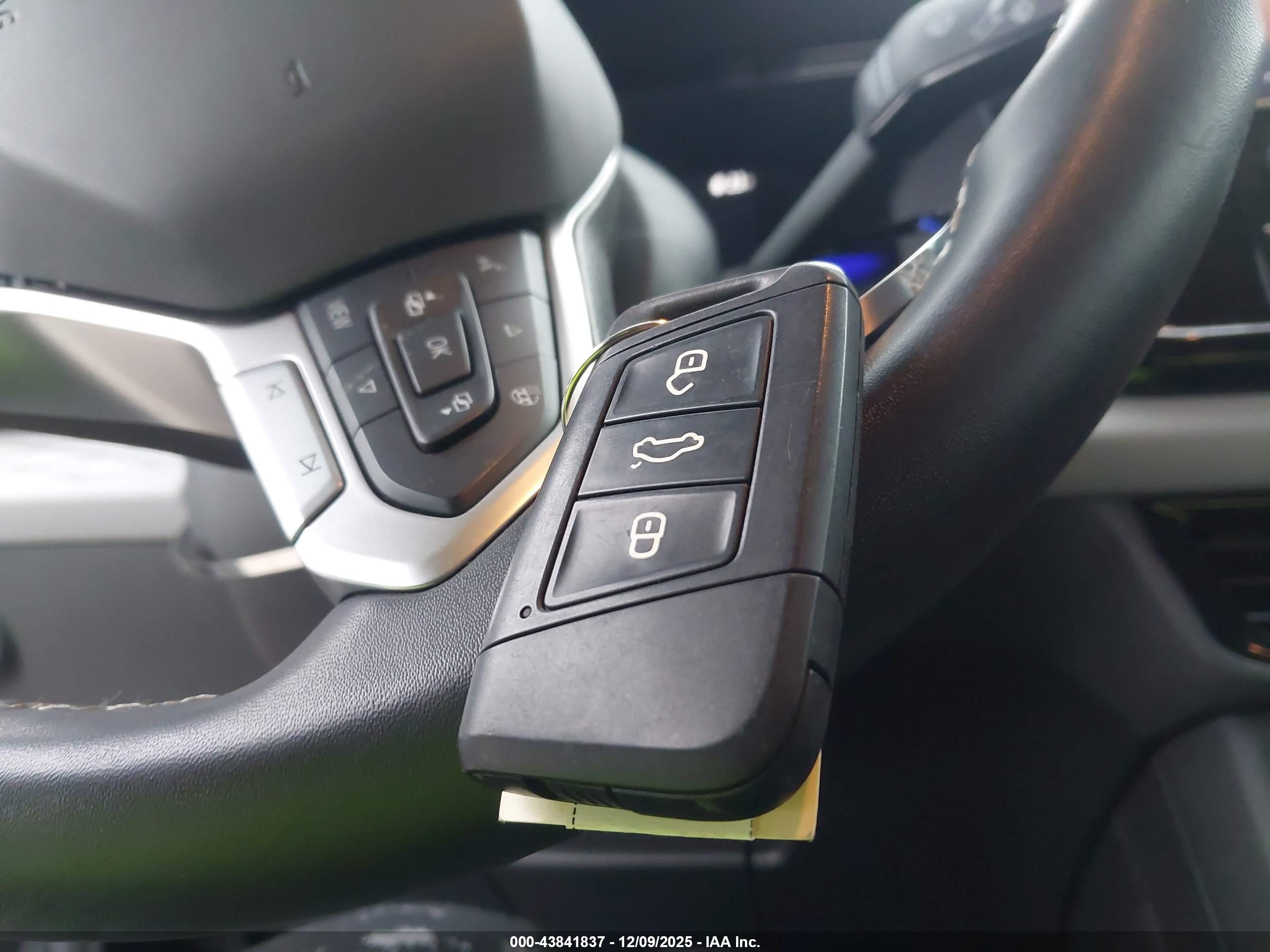 VOLKSWAGEN TAOS image 11