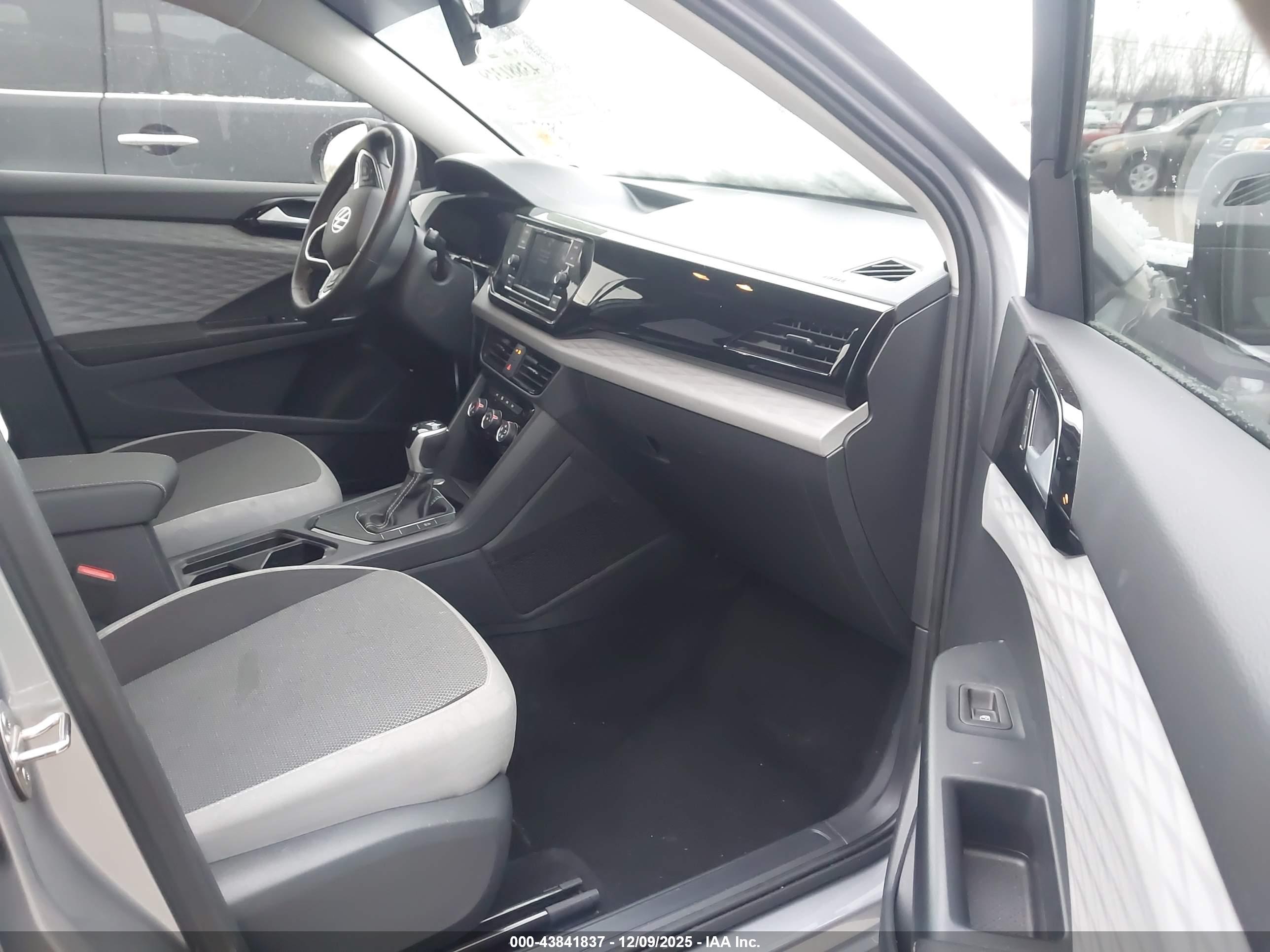 VOLKSWAGEN TAOS image 5