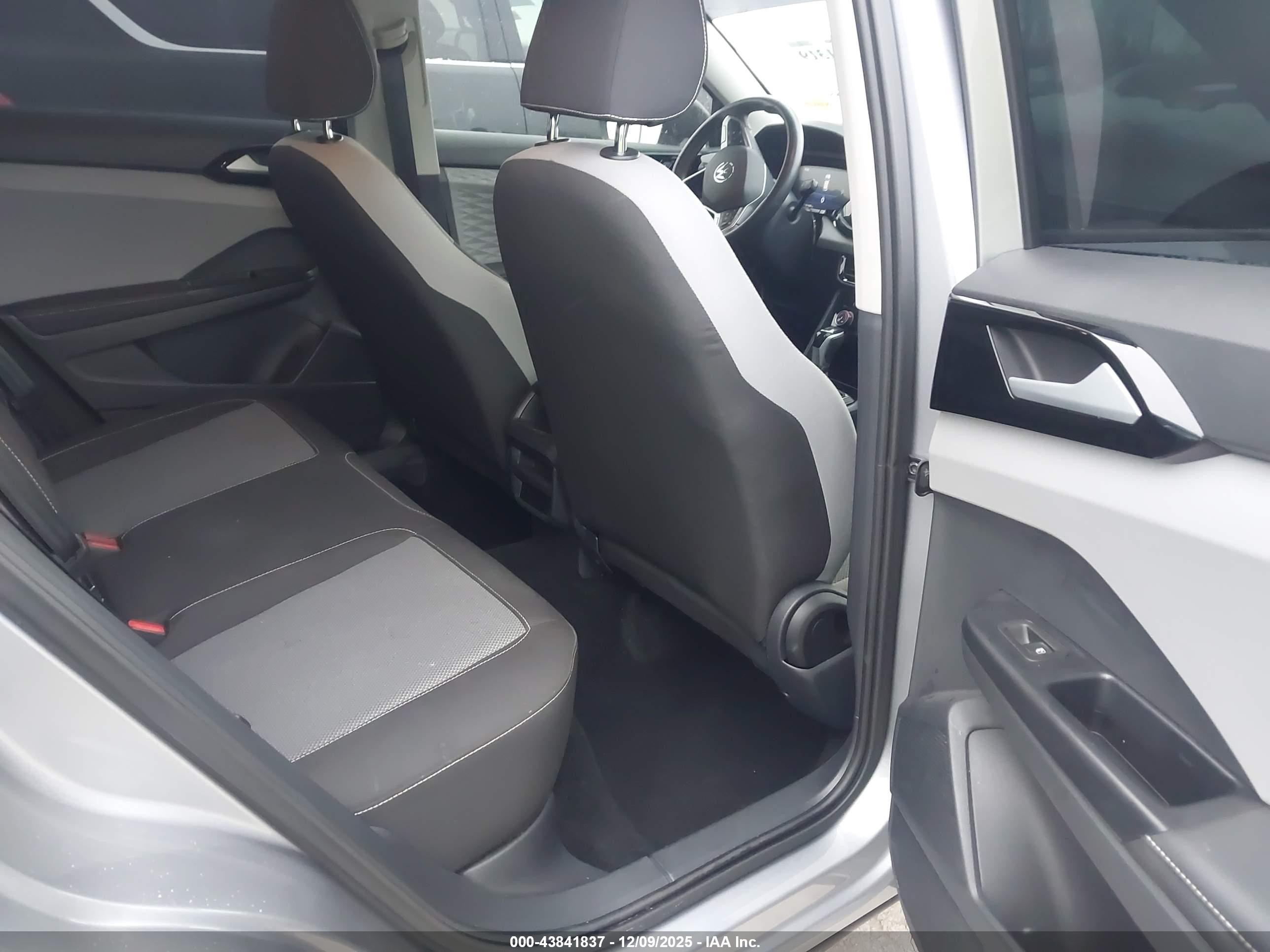 VOLKSWAGEN TAOS image 8