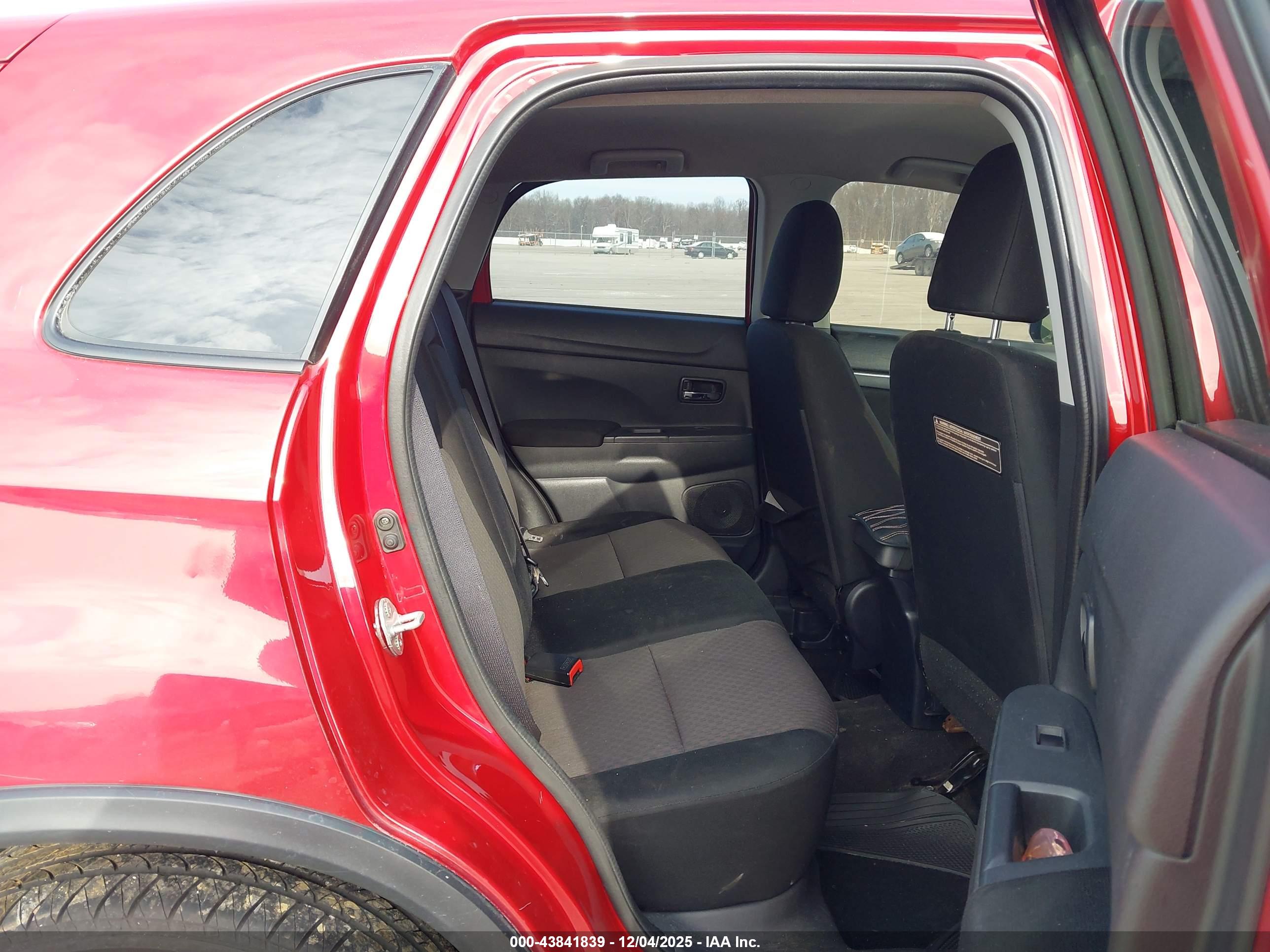MITSUBISHI OUTLANDER image 8