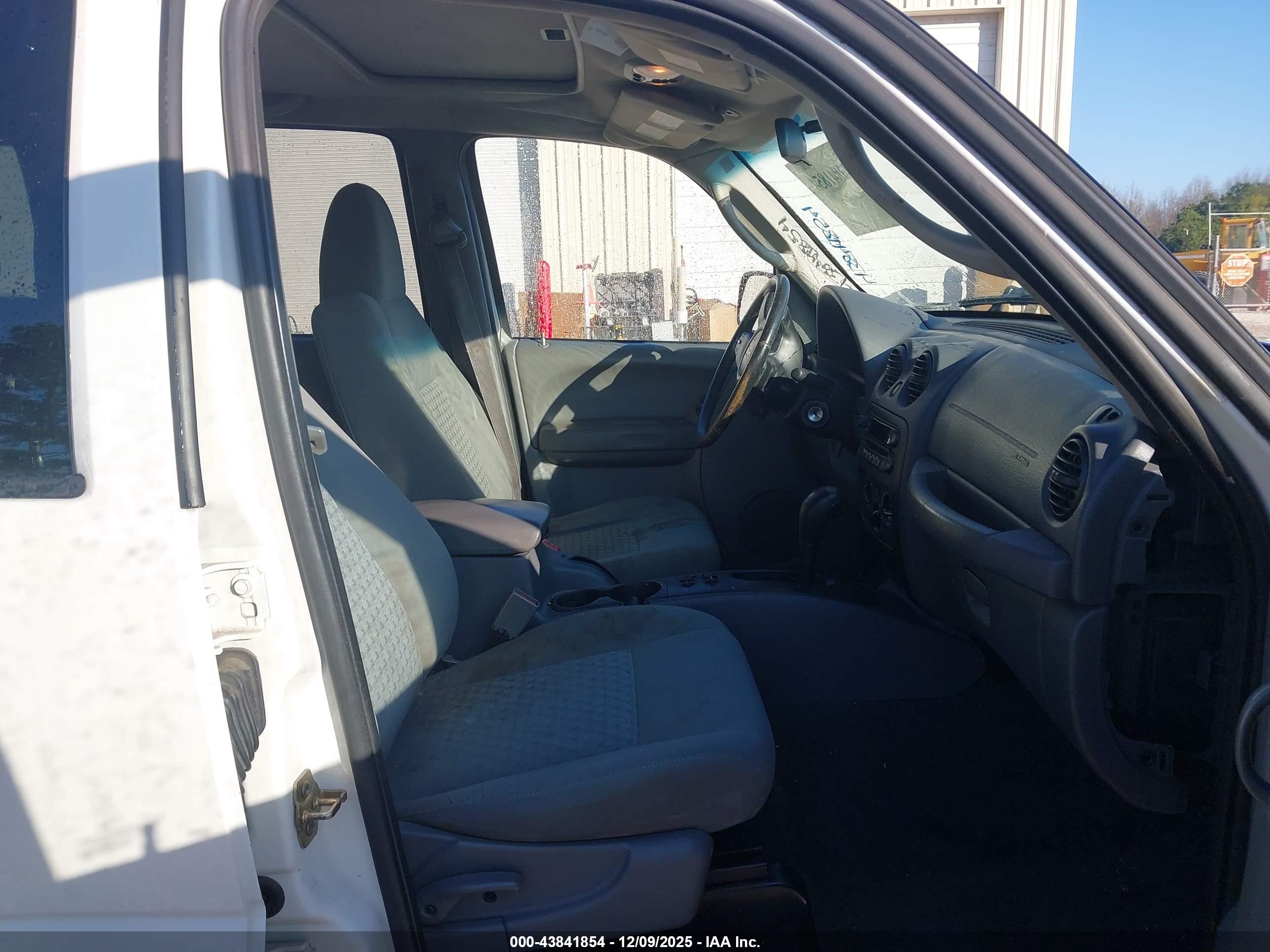 JEEP LIBERTY image 5
