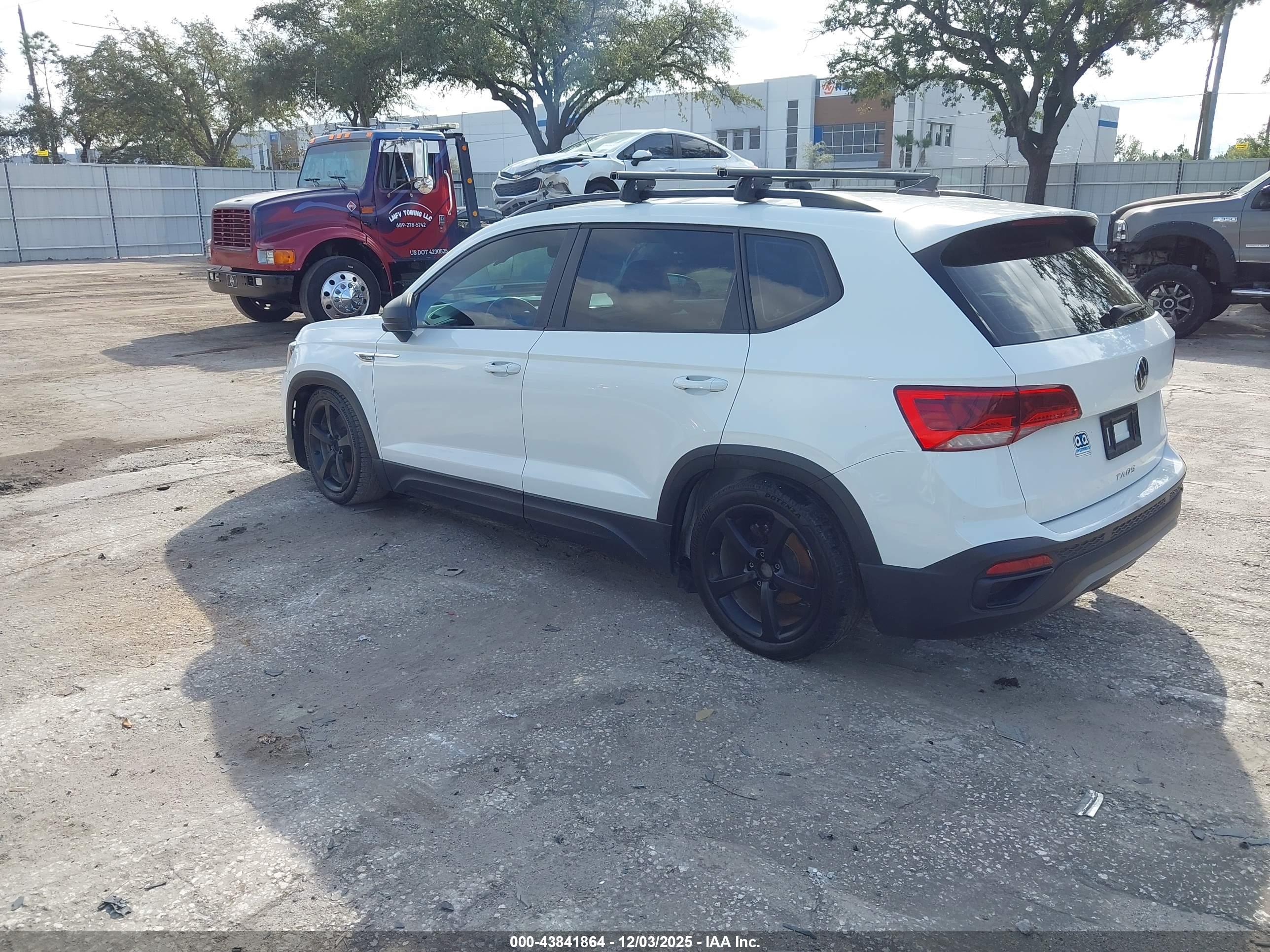 VOLKSWAGEN TAOS image 3