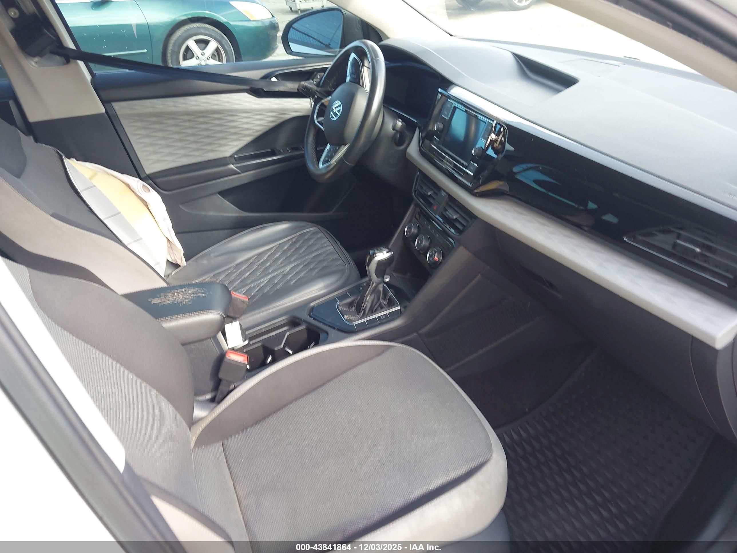 VOLKSWAGEN TAOS image 5