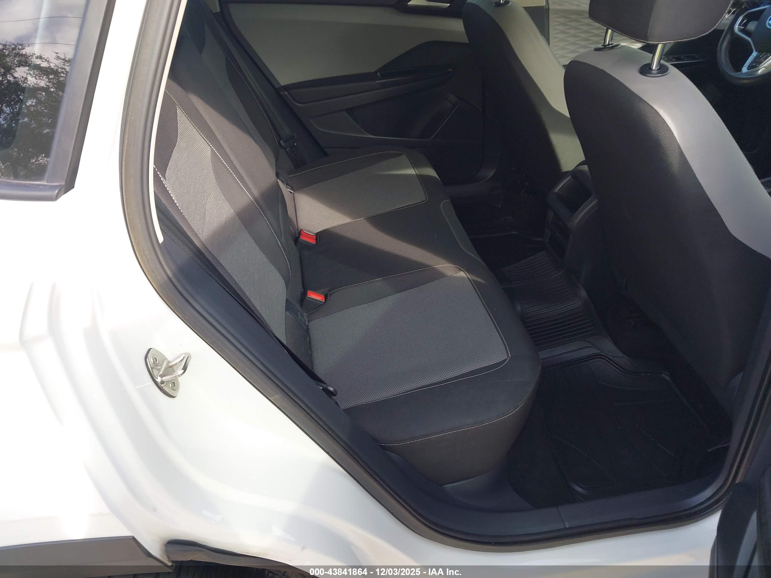 VOLKSWAGEN TAOS image 8