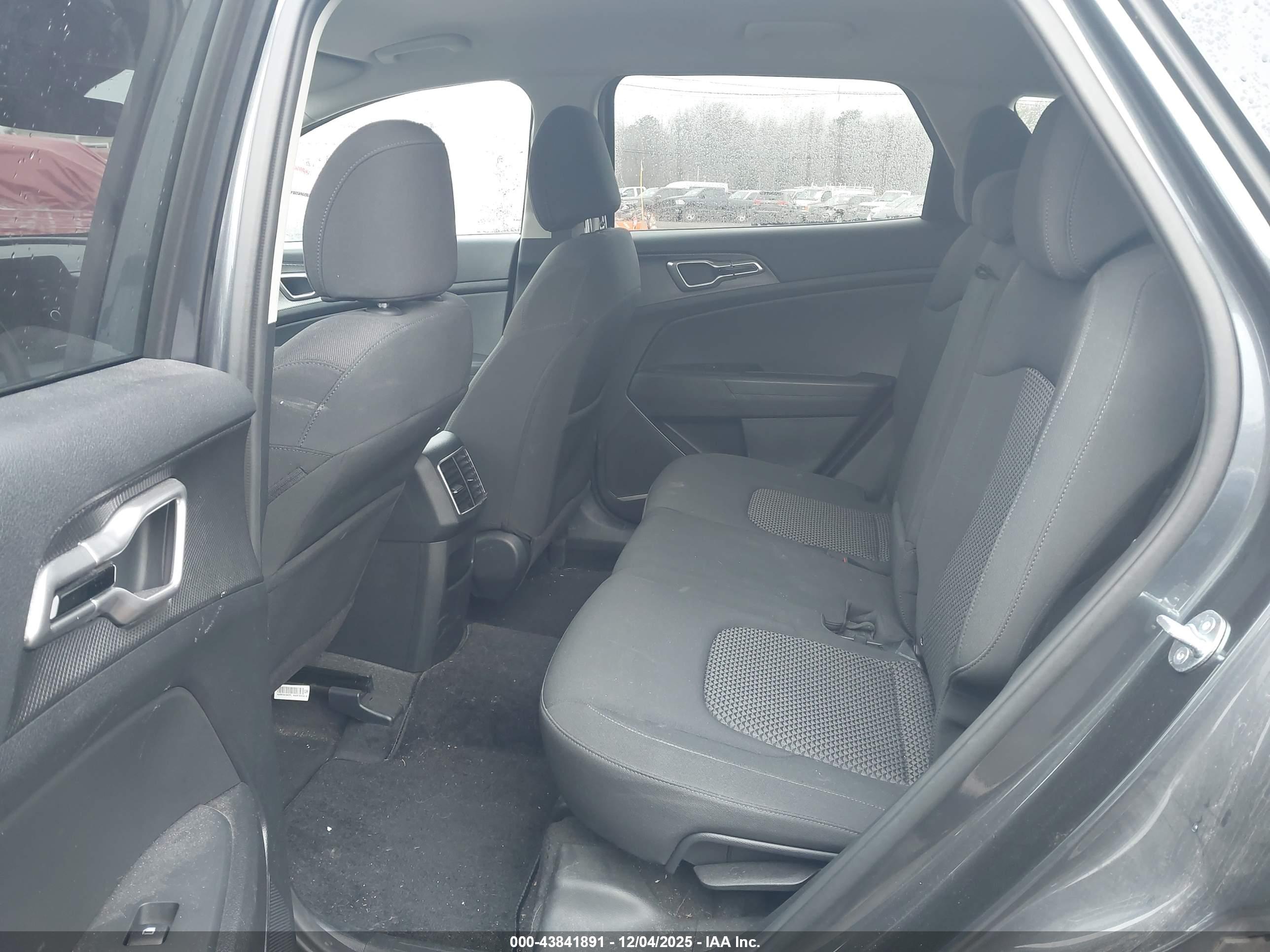 KIA SPORTAGE image 8