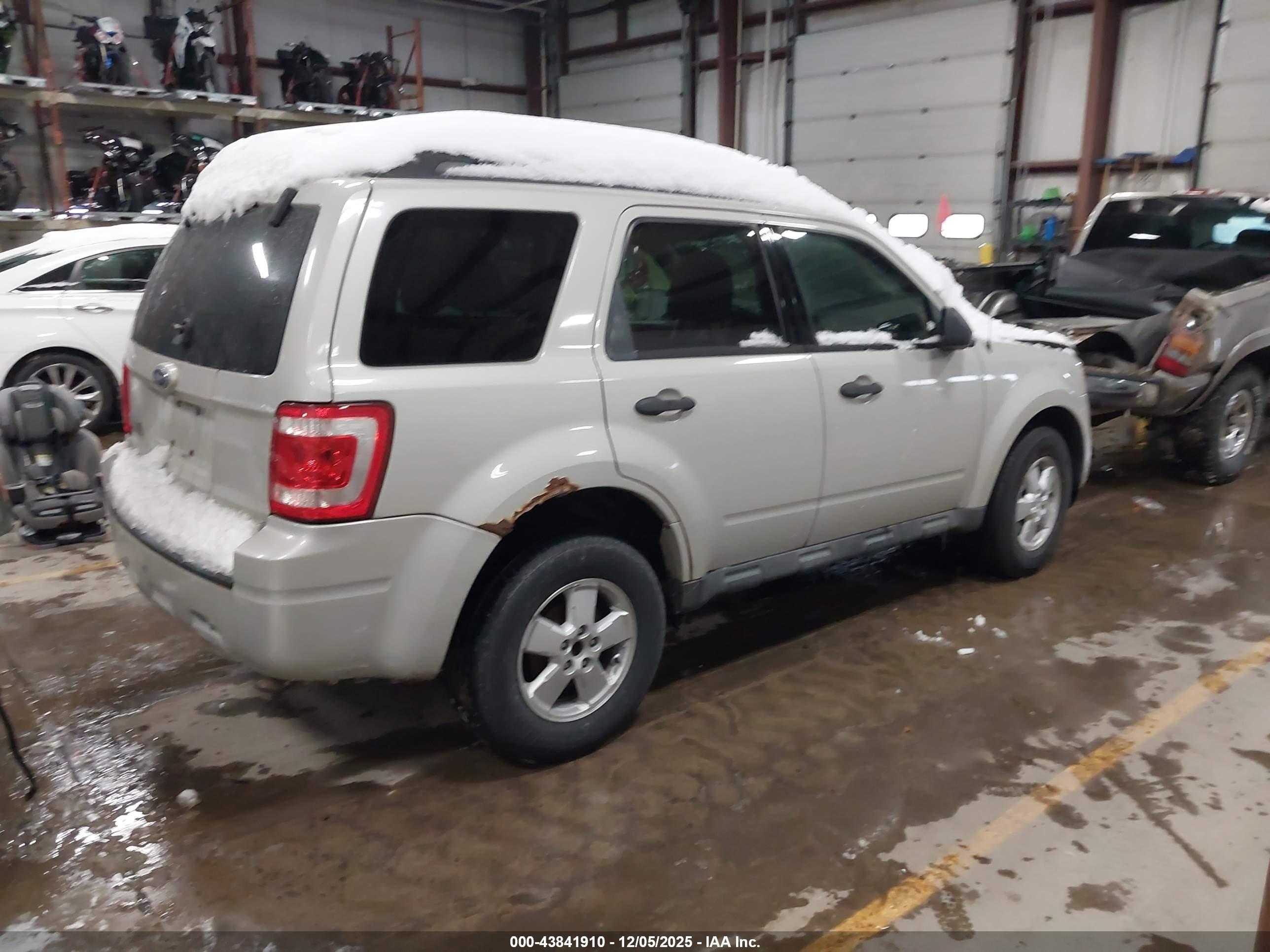 FORD ESCAPE image 4