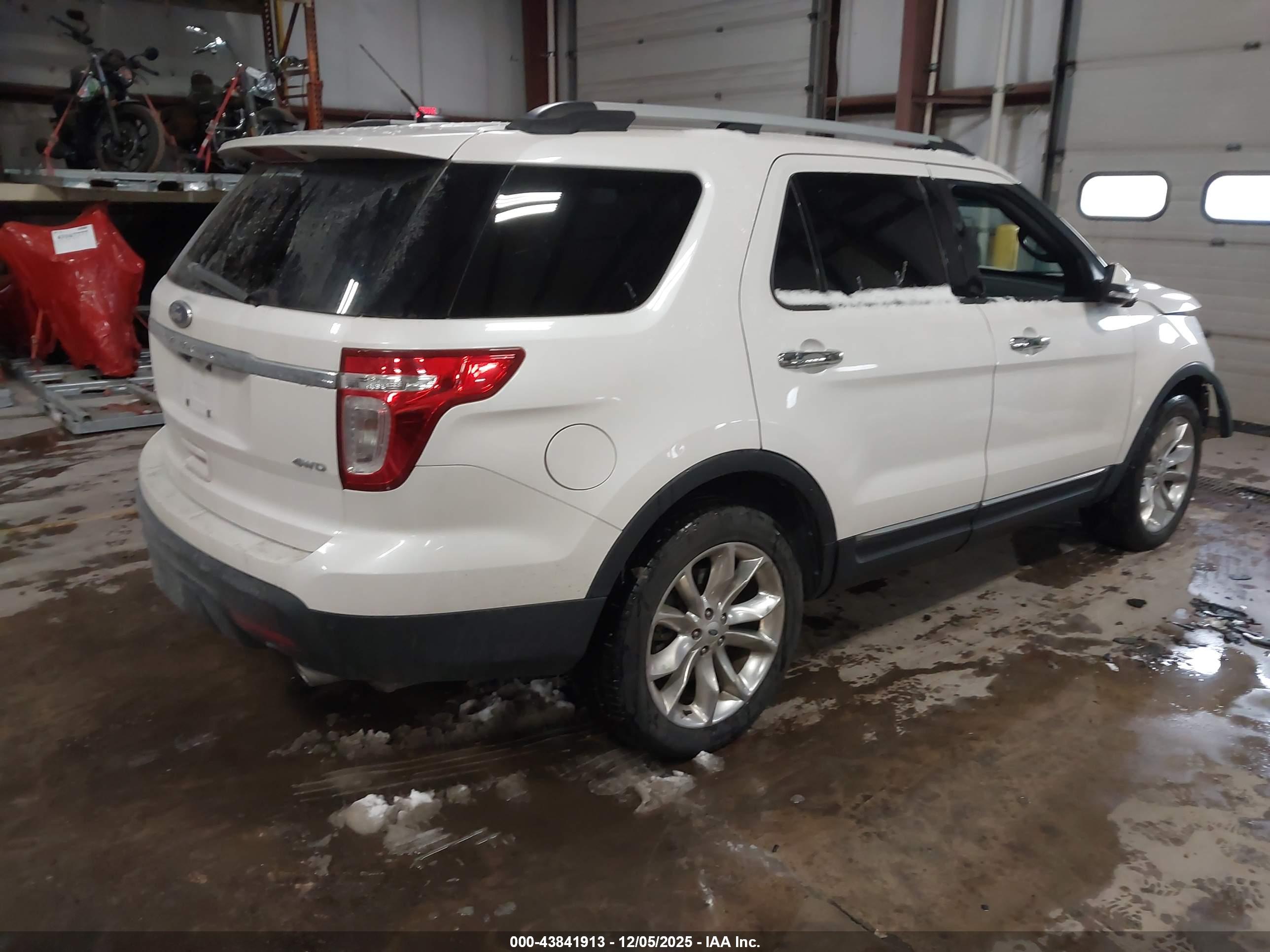 FORD EXPLORER image 4