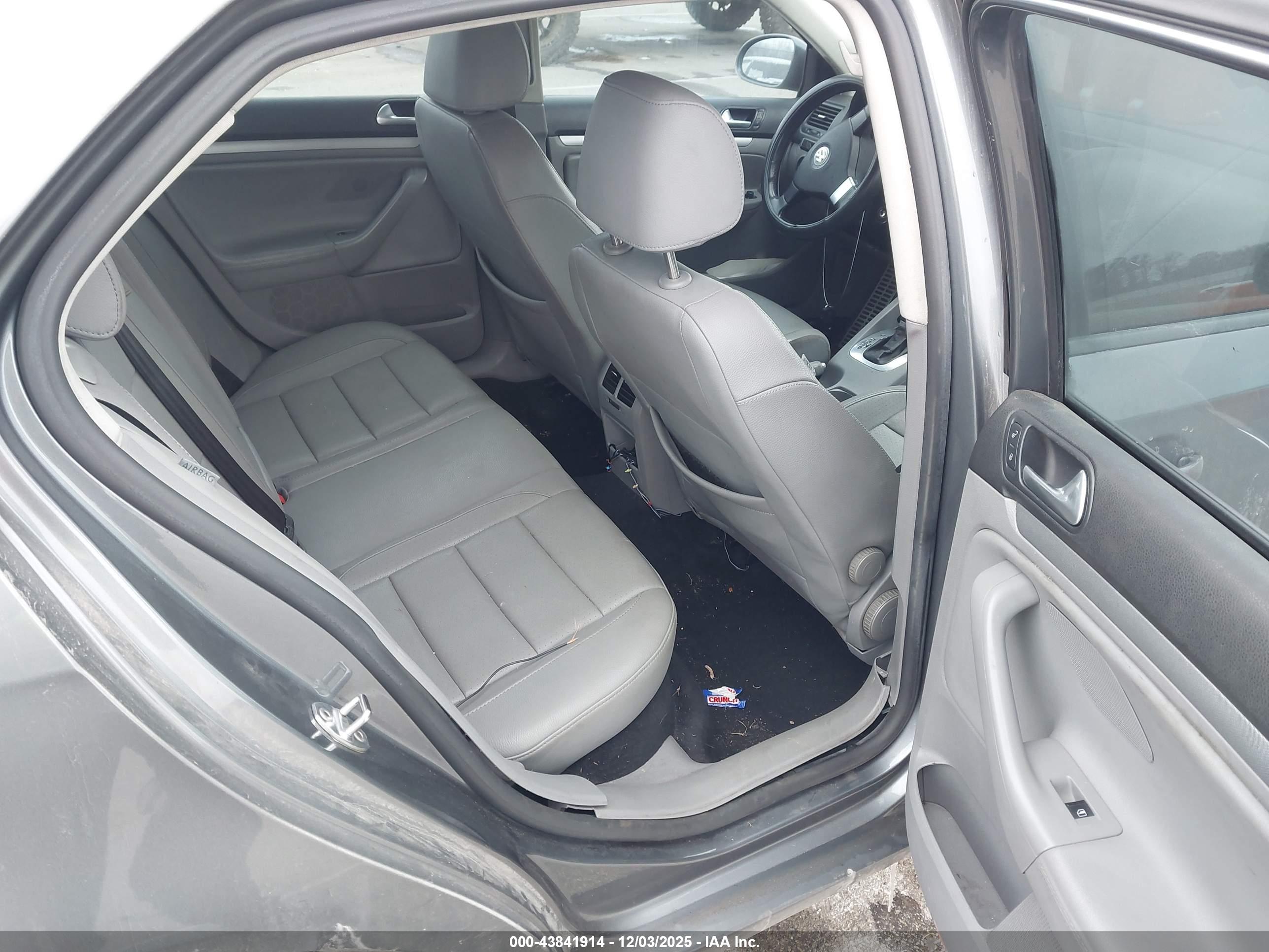 VOLKSWAGEN JETTA image 8