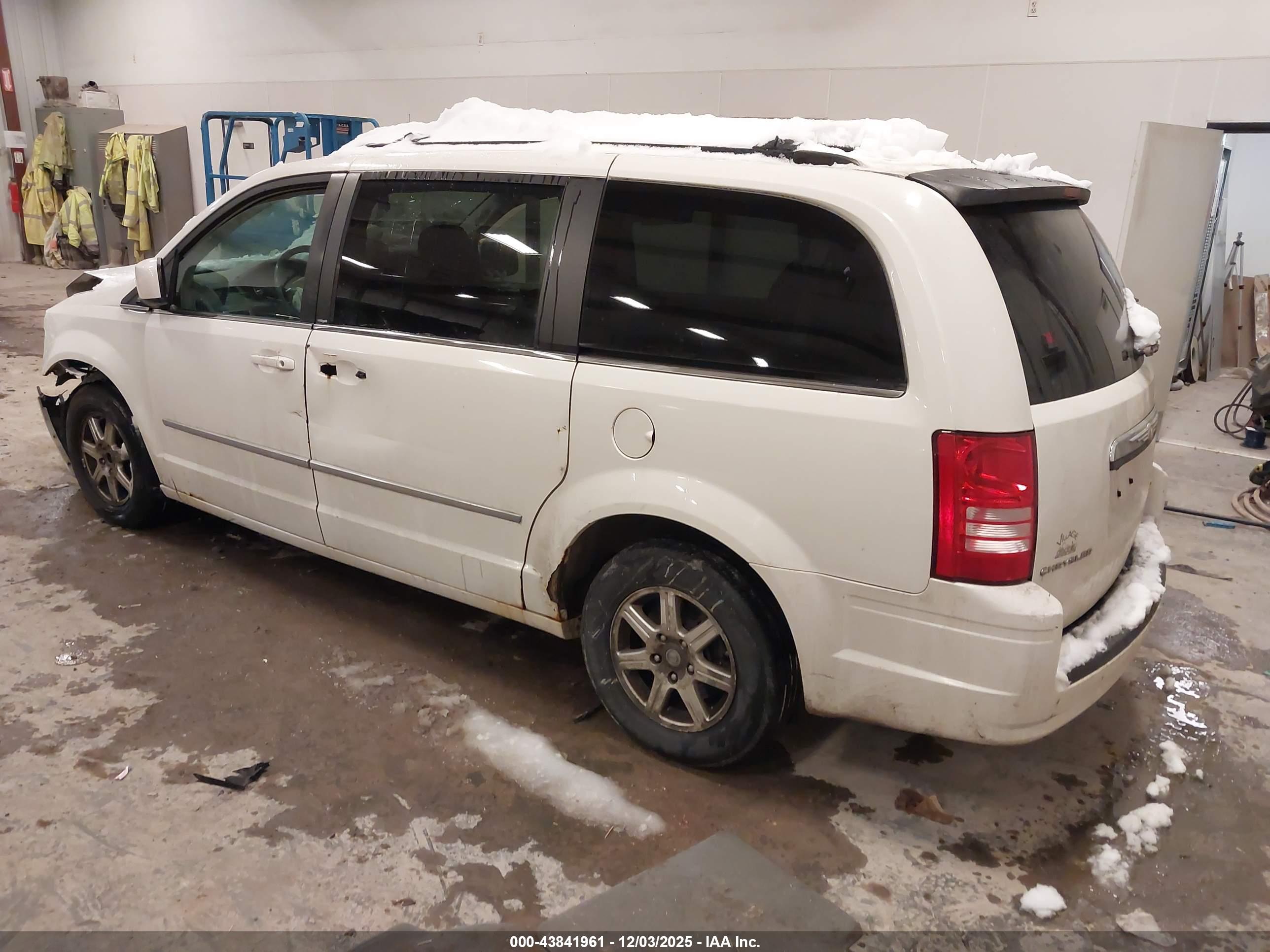 CHRYSLER TOWN image 3