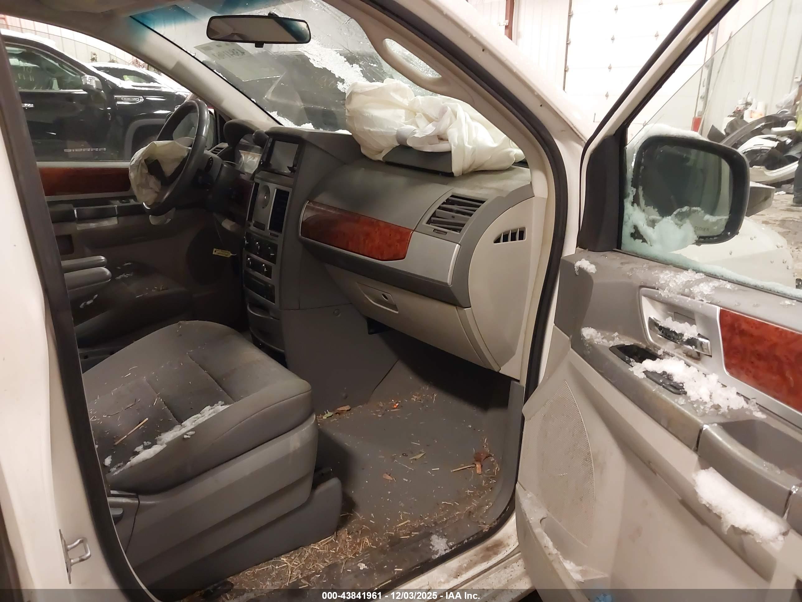 CHRYSLER TOWN image 5