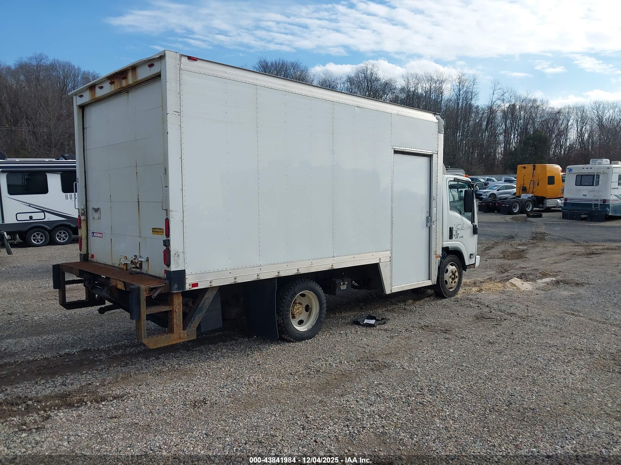 ISUZU NPR image 4