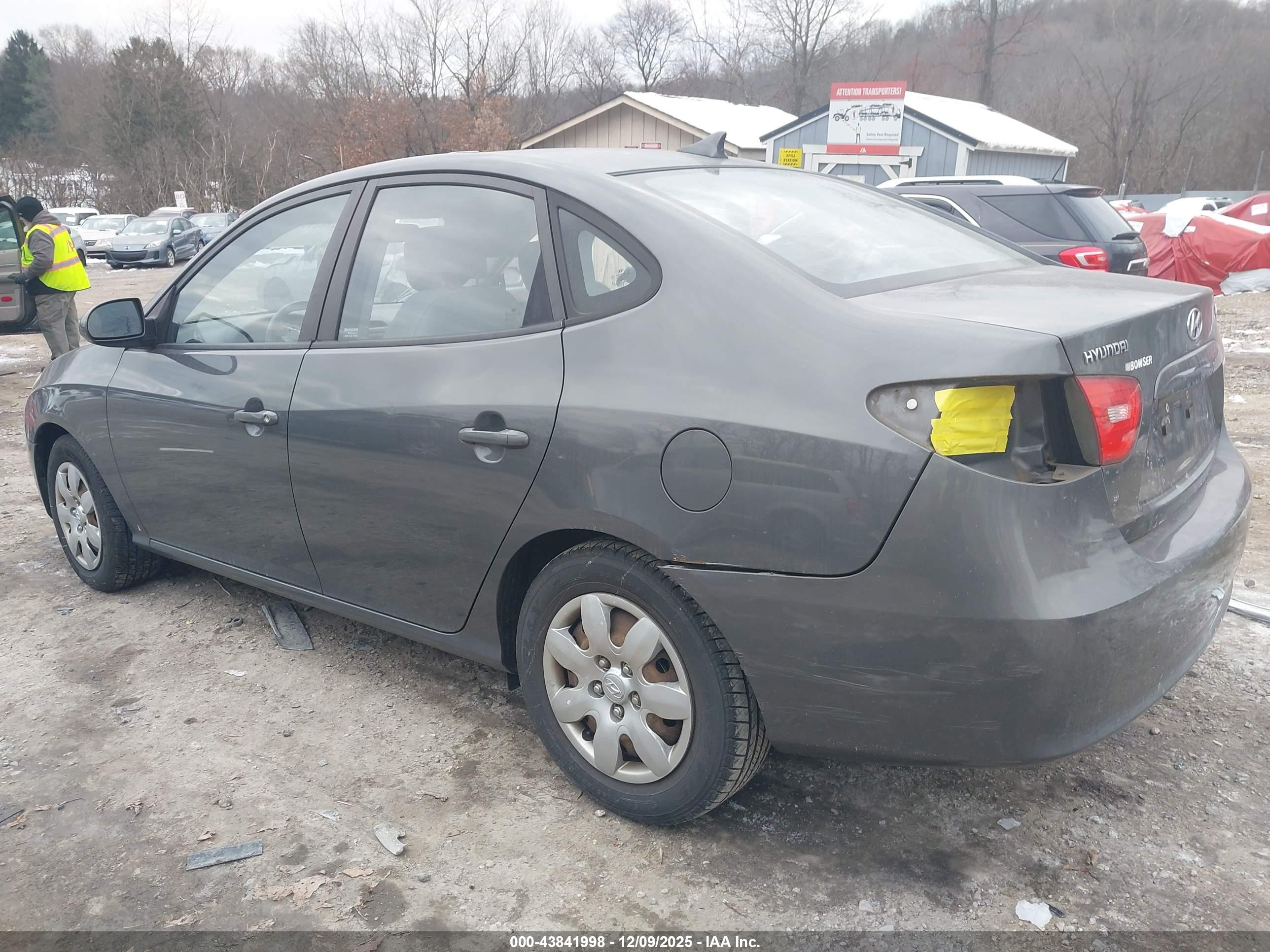 HYUNDAI ELANTRA image 3