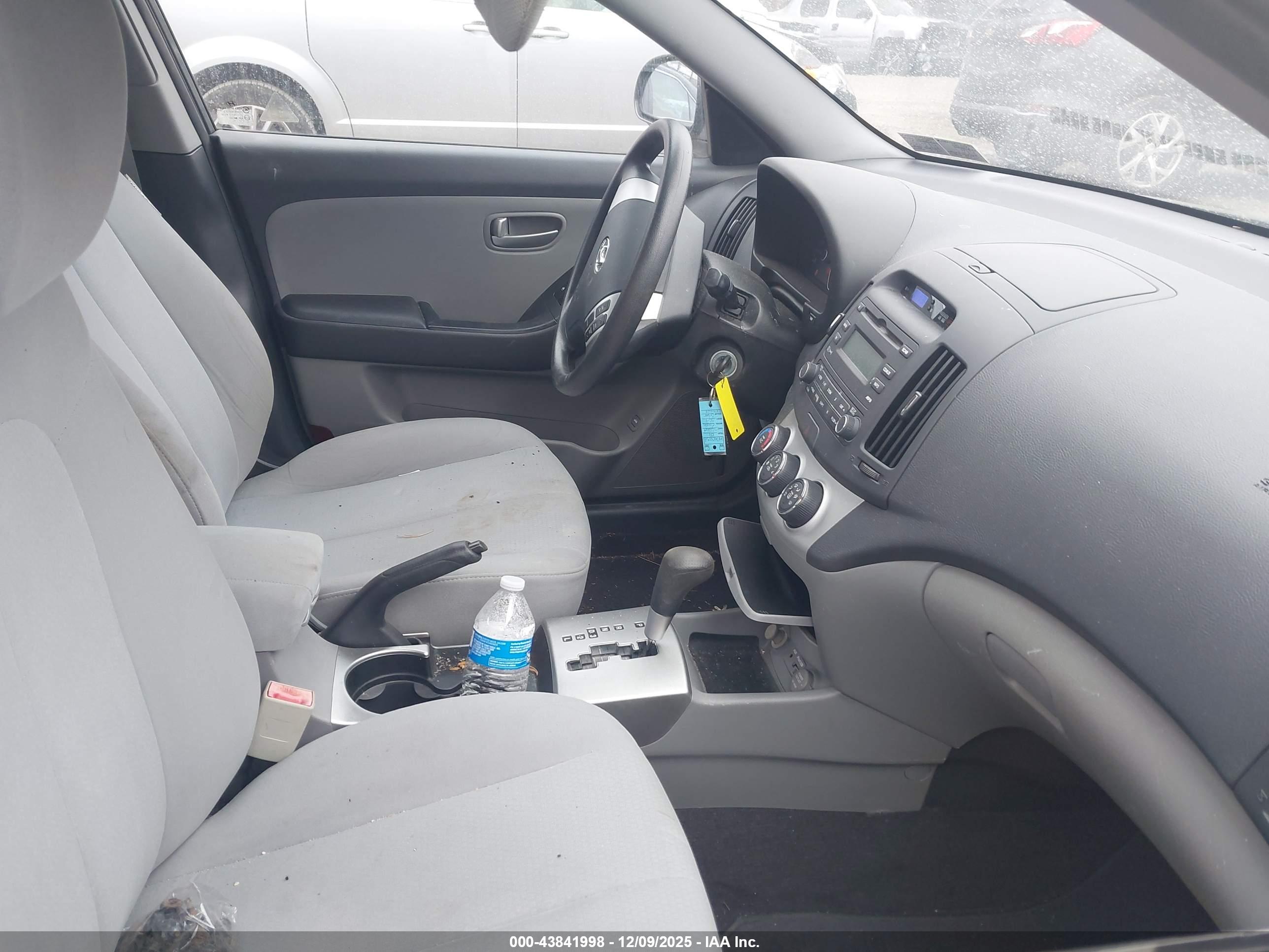 HYUNDAI ELANTRA image 5