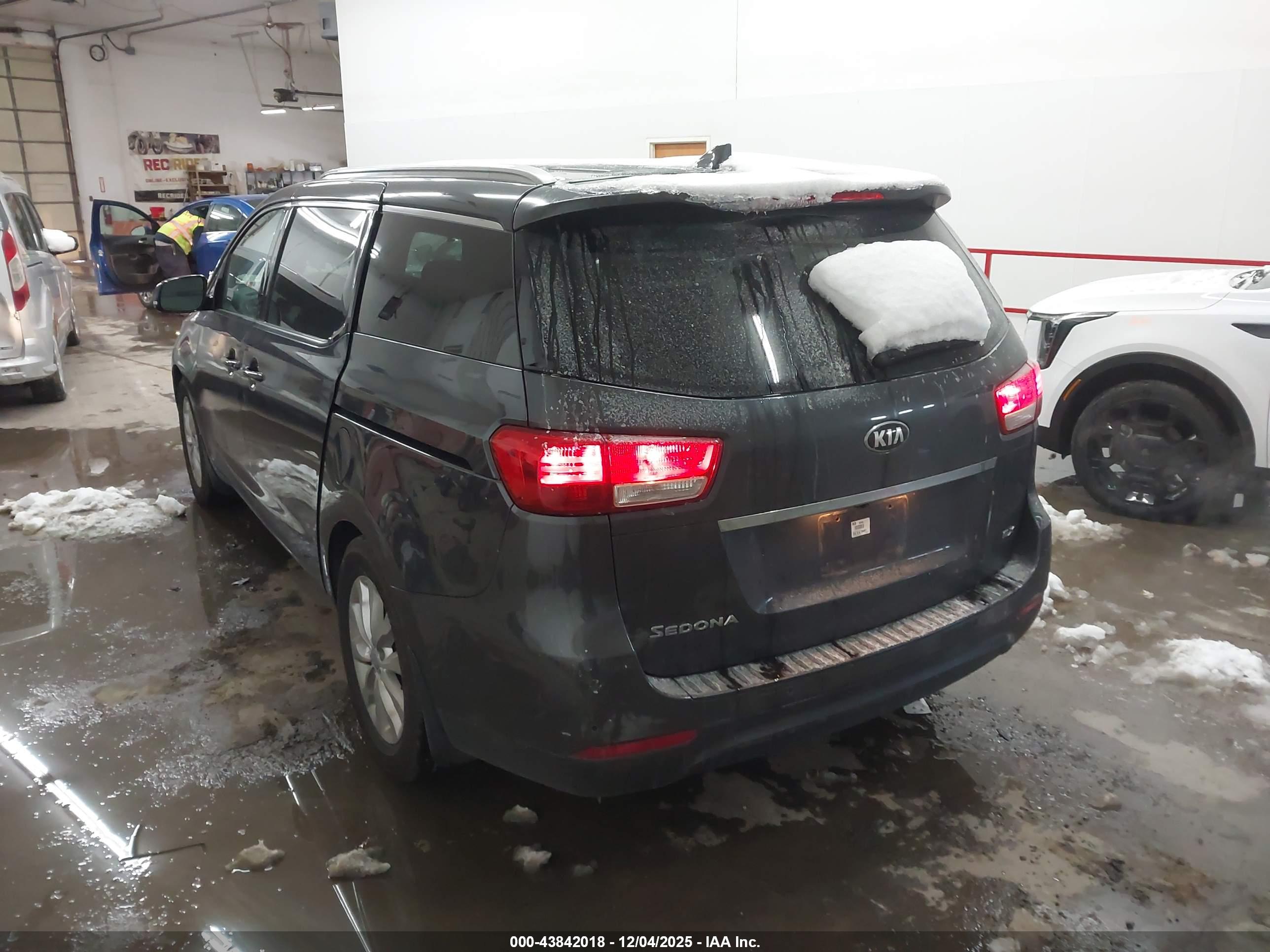 KIA SEDONA image 3