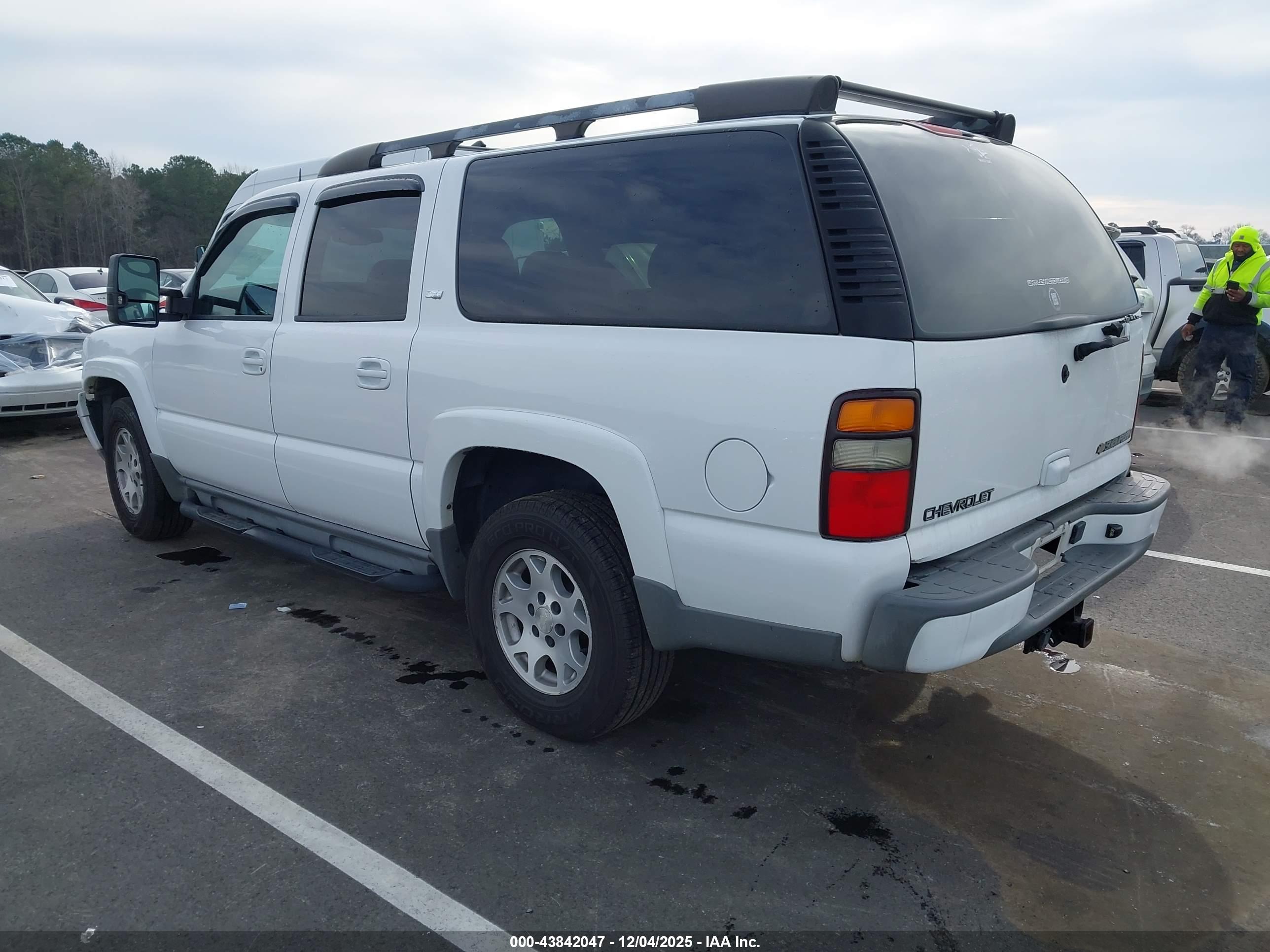 CHEVROLET SUBURBAN image 3