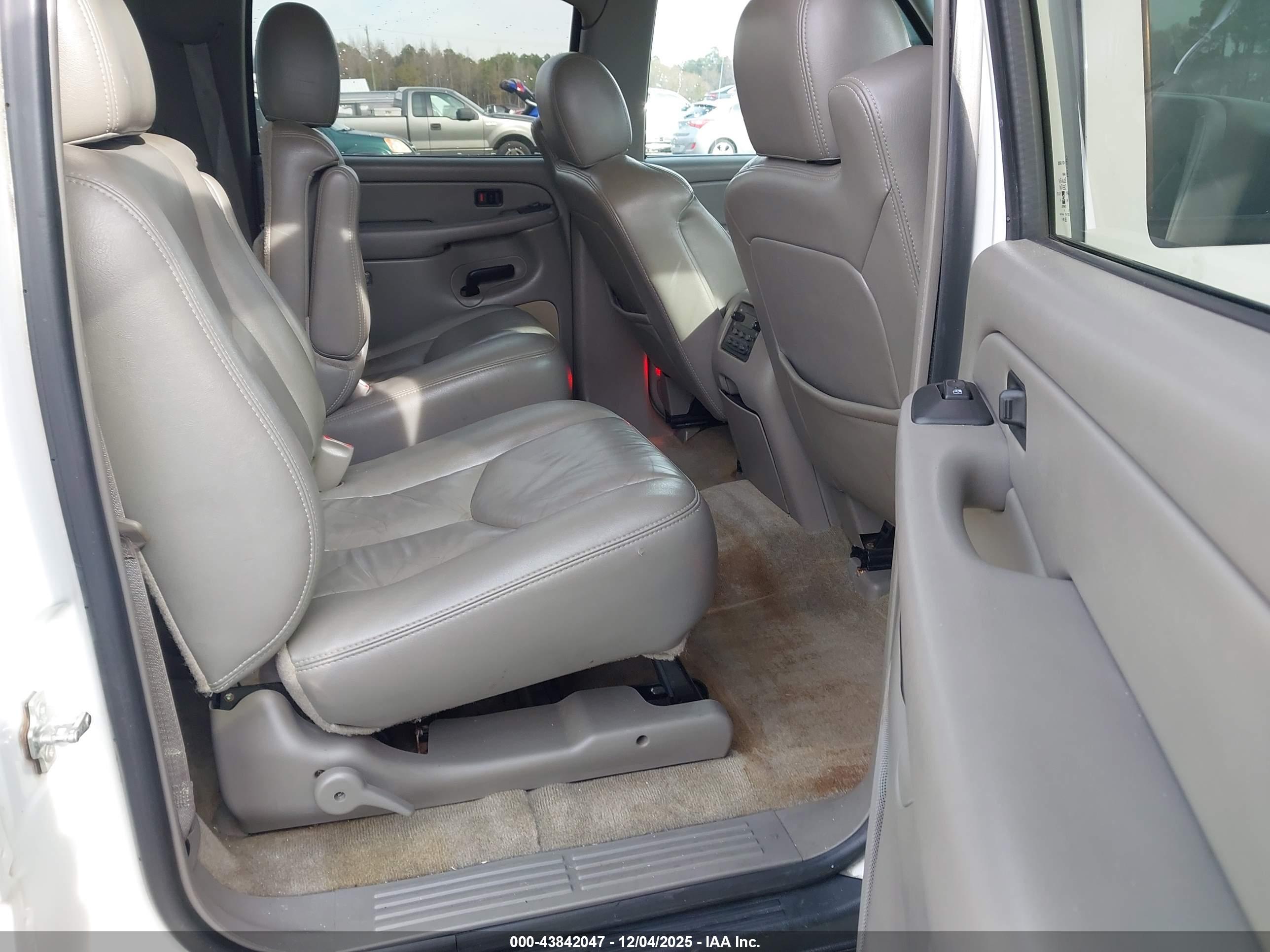 CHEVROLET SUBURBAN image 8