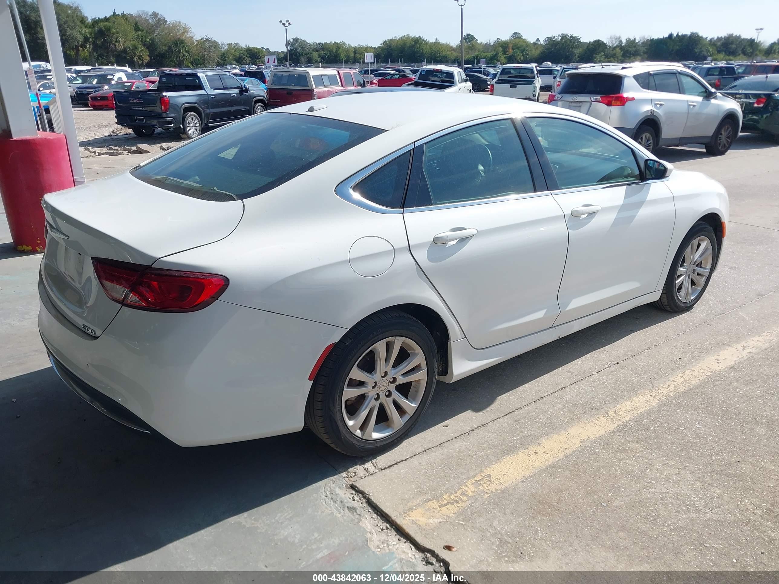CHRYSLER 200 image 4