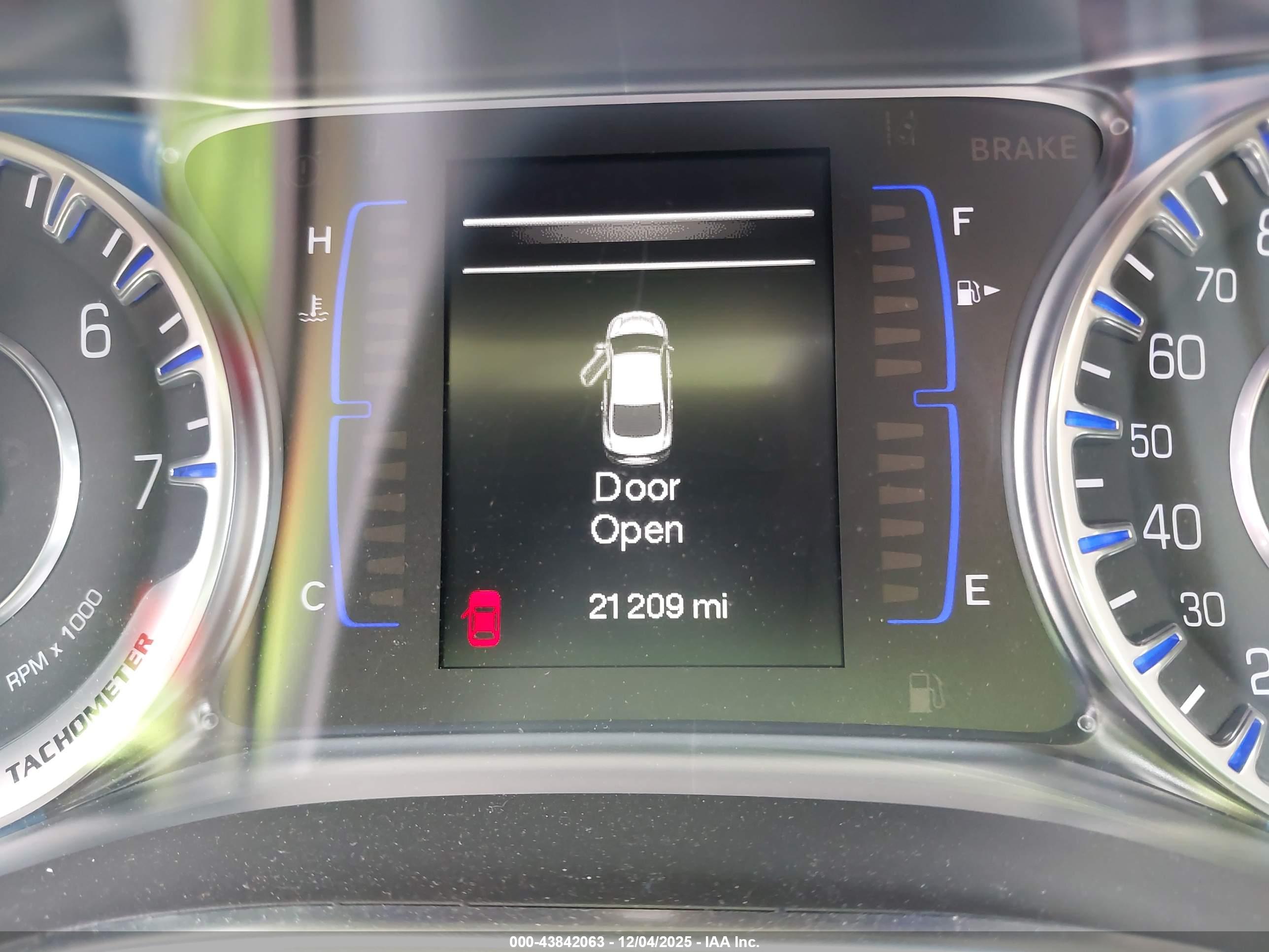 CHRYSLER 200 image 7