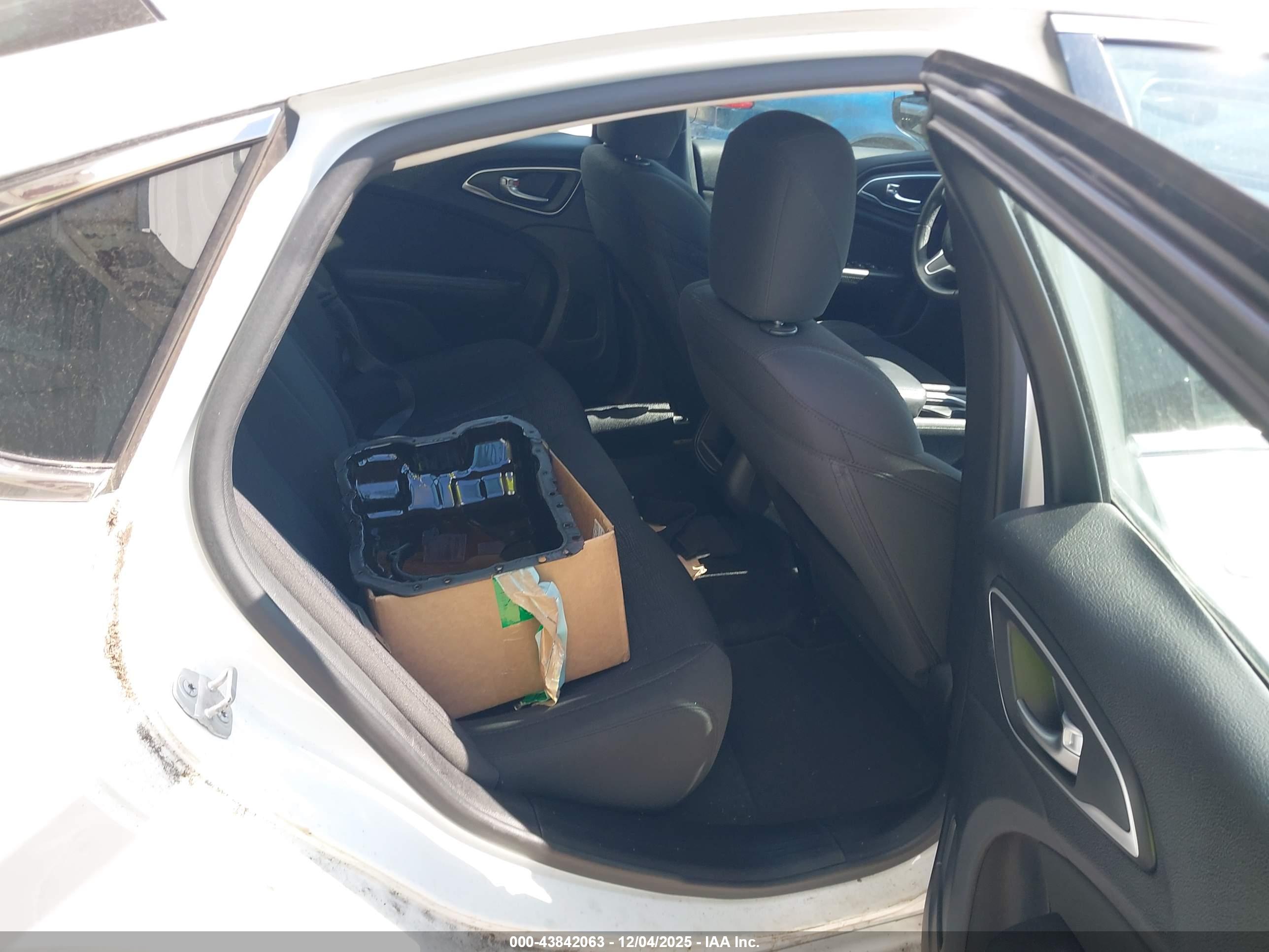 CHRYSLER 200 image 8
