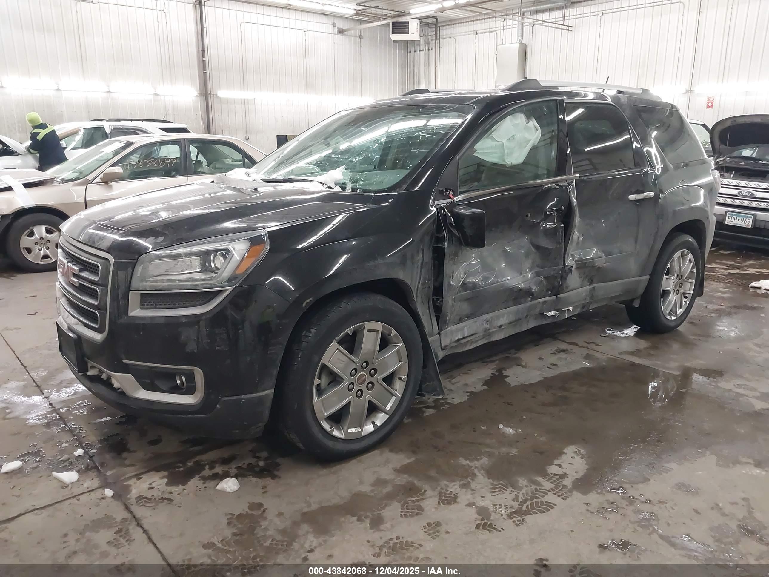 GMC ACADIA image 2