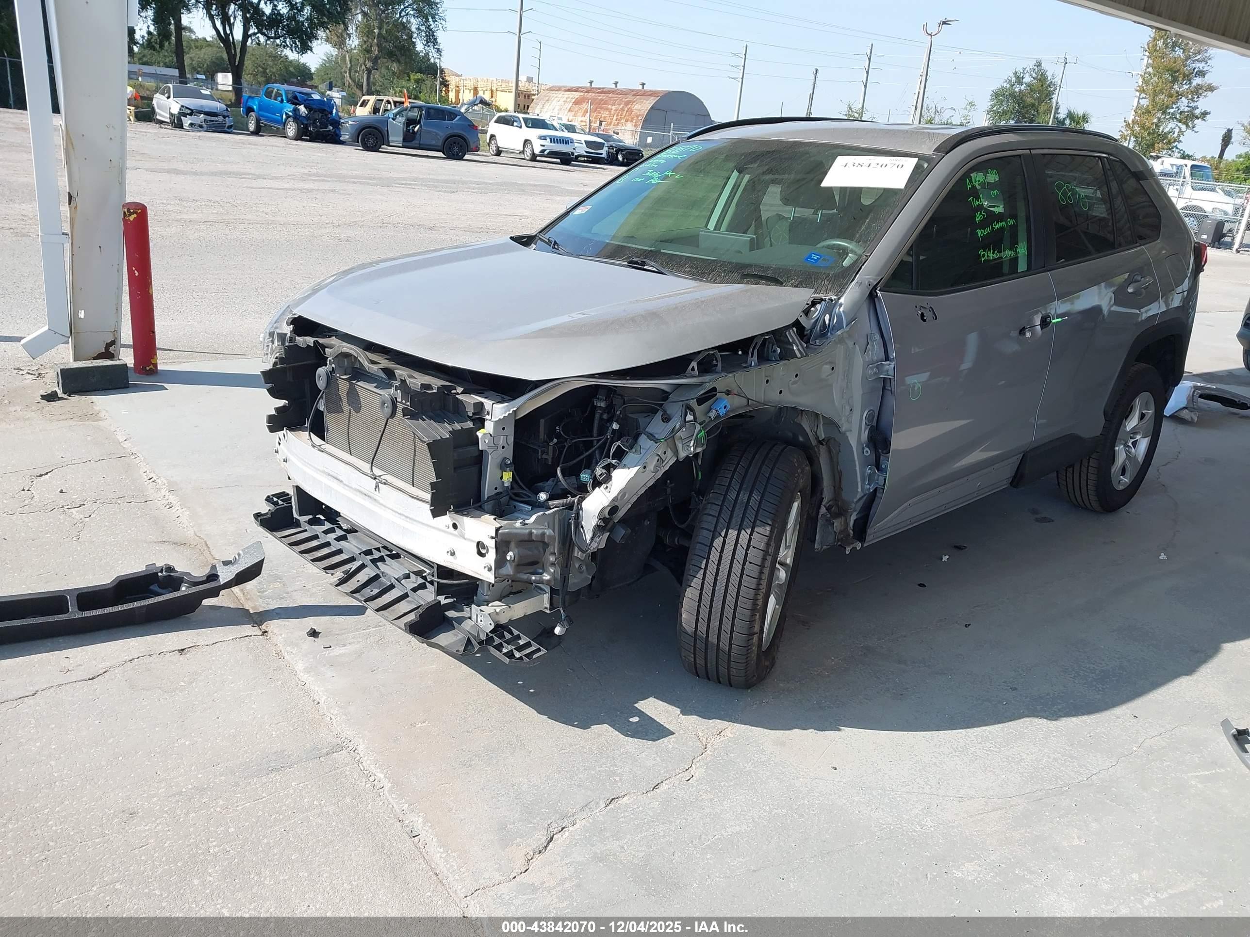 TOYOTA RAV4 image 2