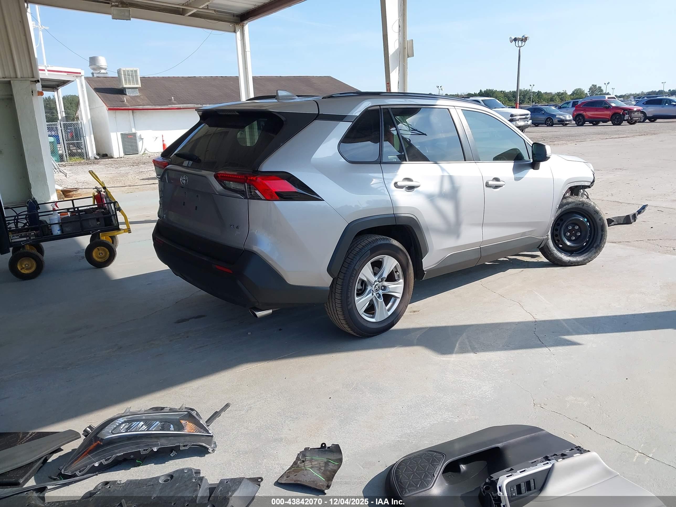 TOYOTA RAV4 image 4