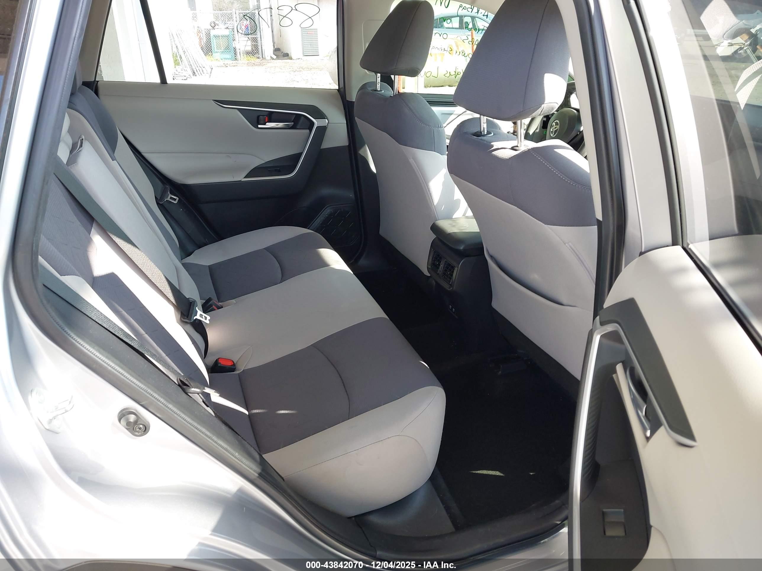 TOYOTA RAV4 image 8