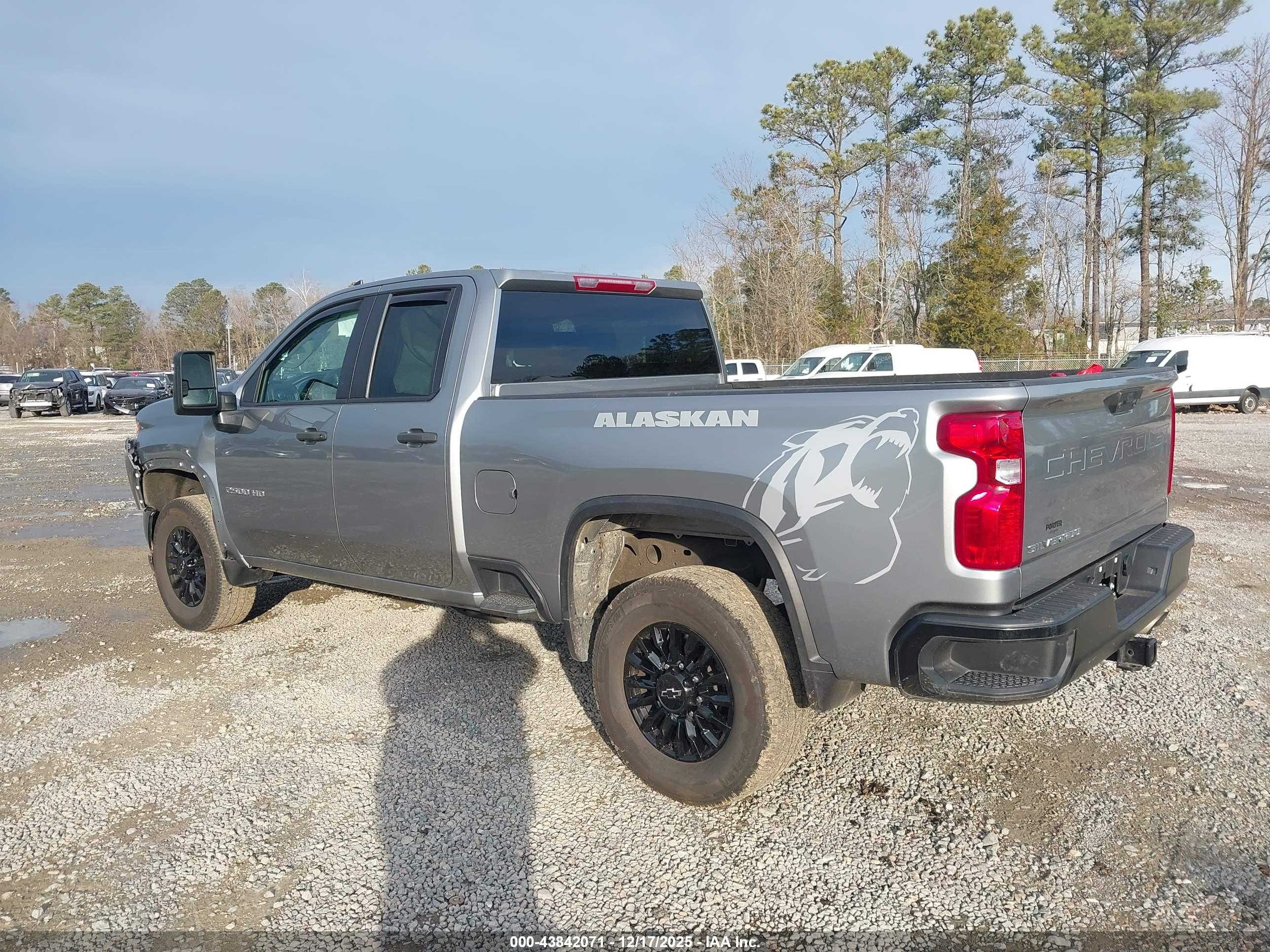 CHEVROLET SILVERADO image 3