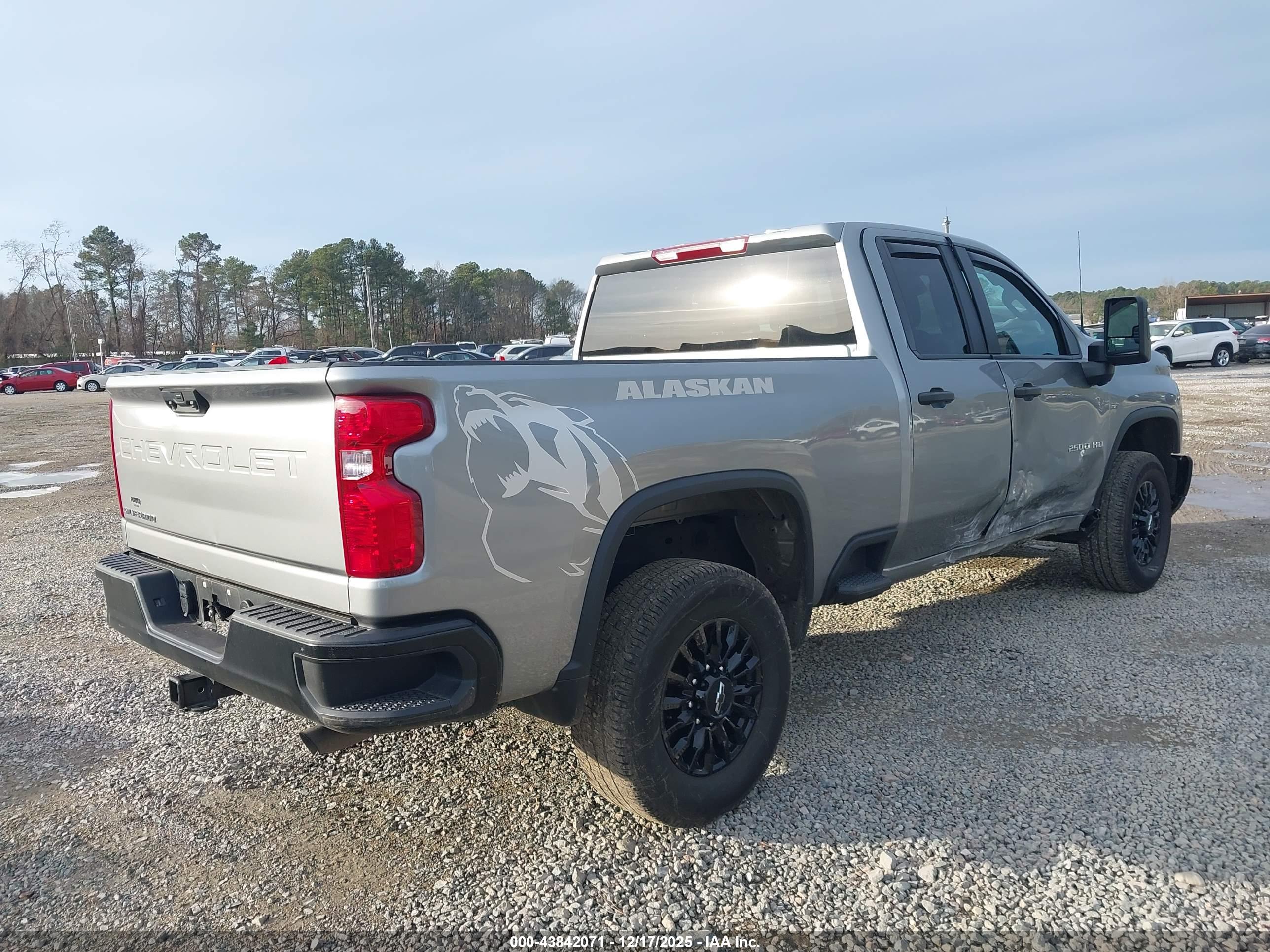 CHEVROLET SILVERADO image 4