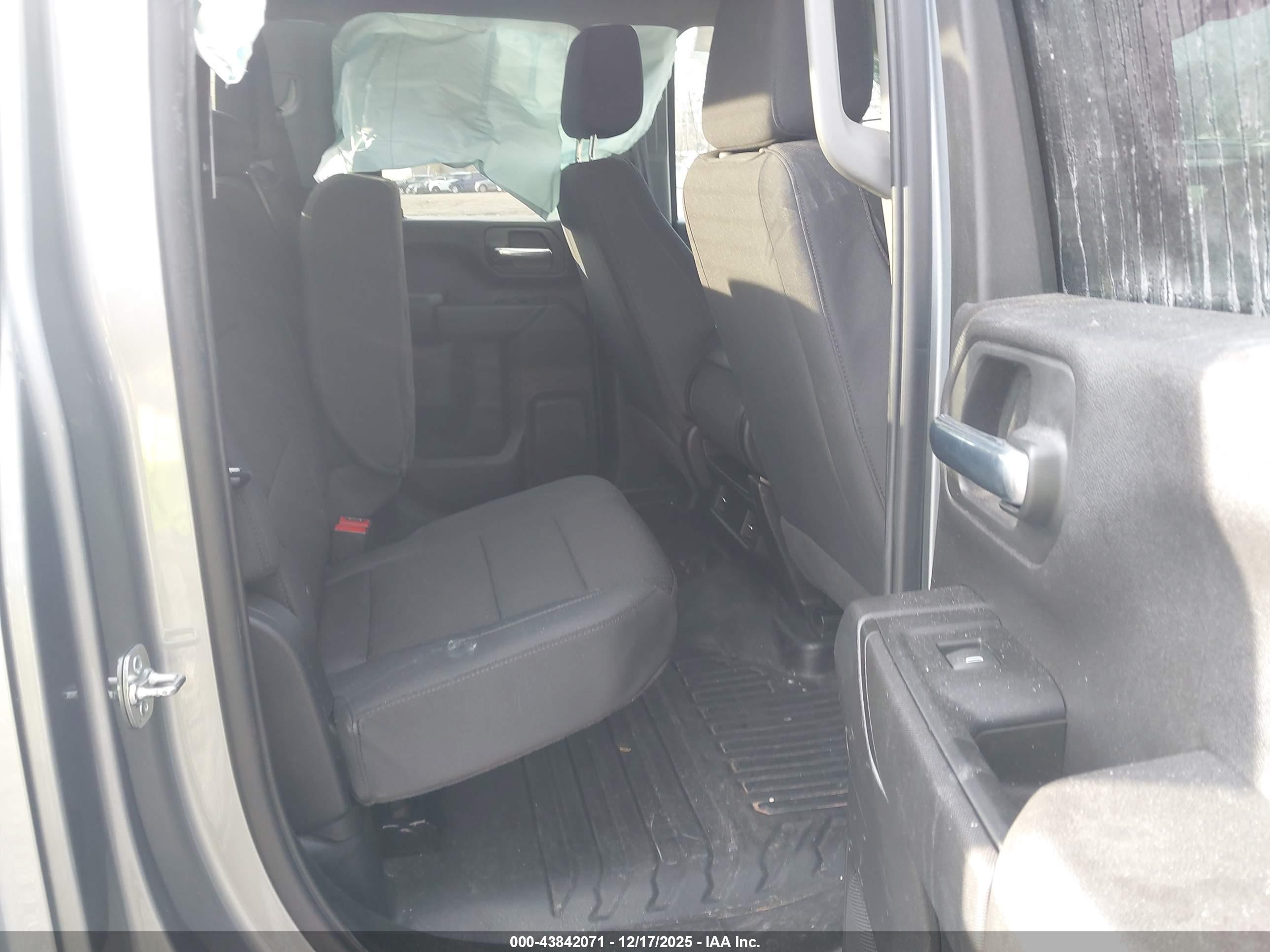CHEVROLET SILVERADO image 7