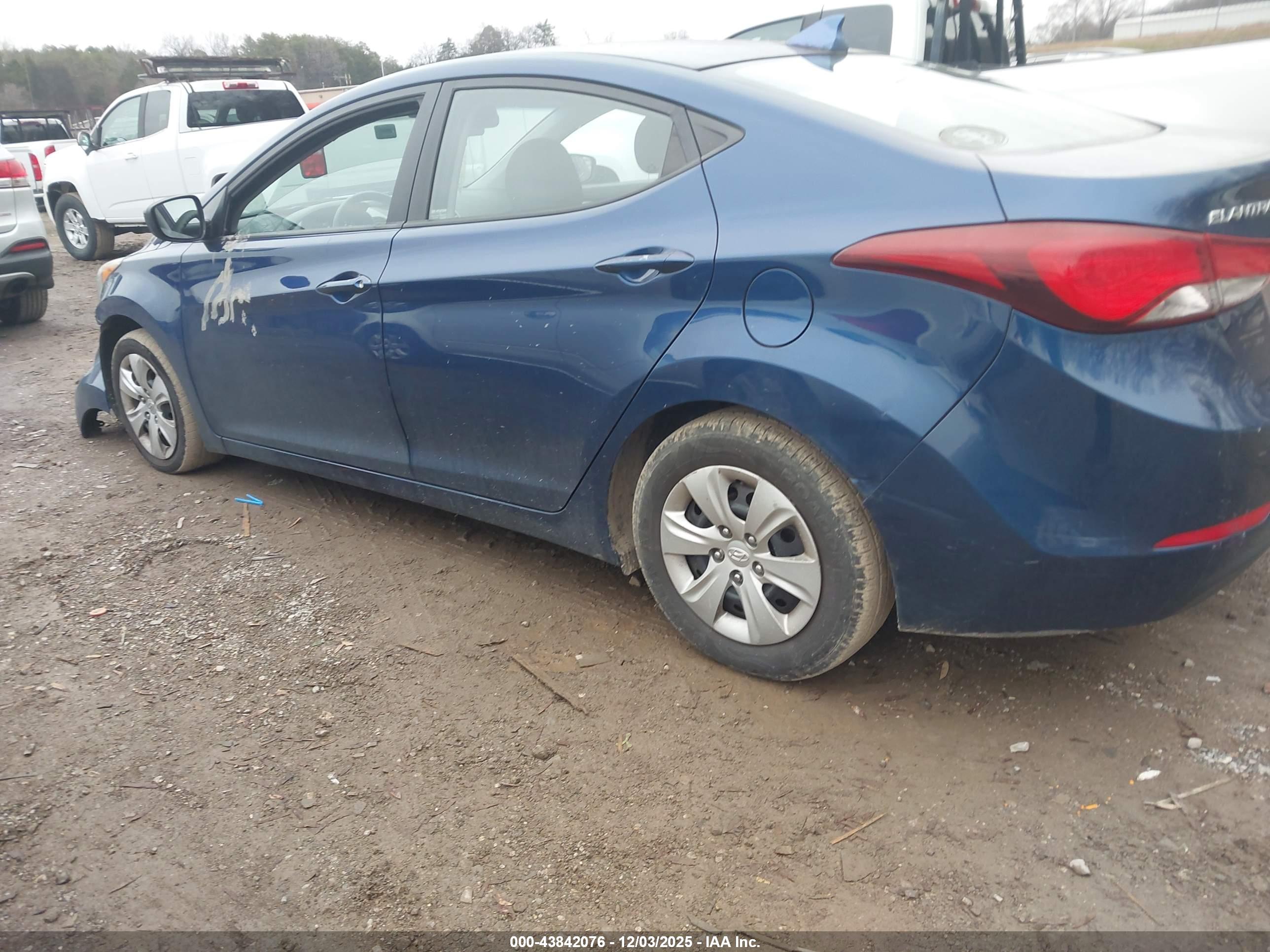 HYUNDAI ELANTRA image 3