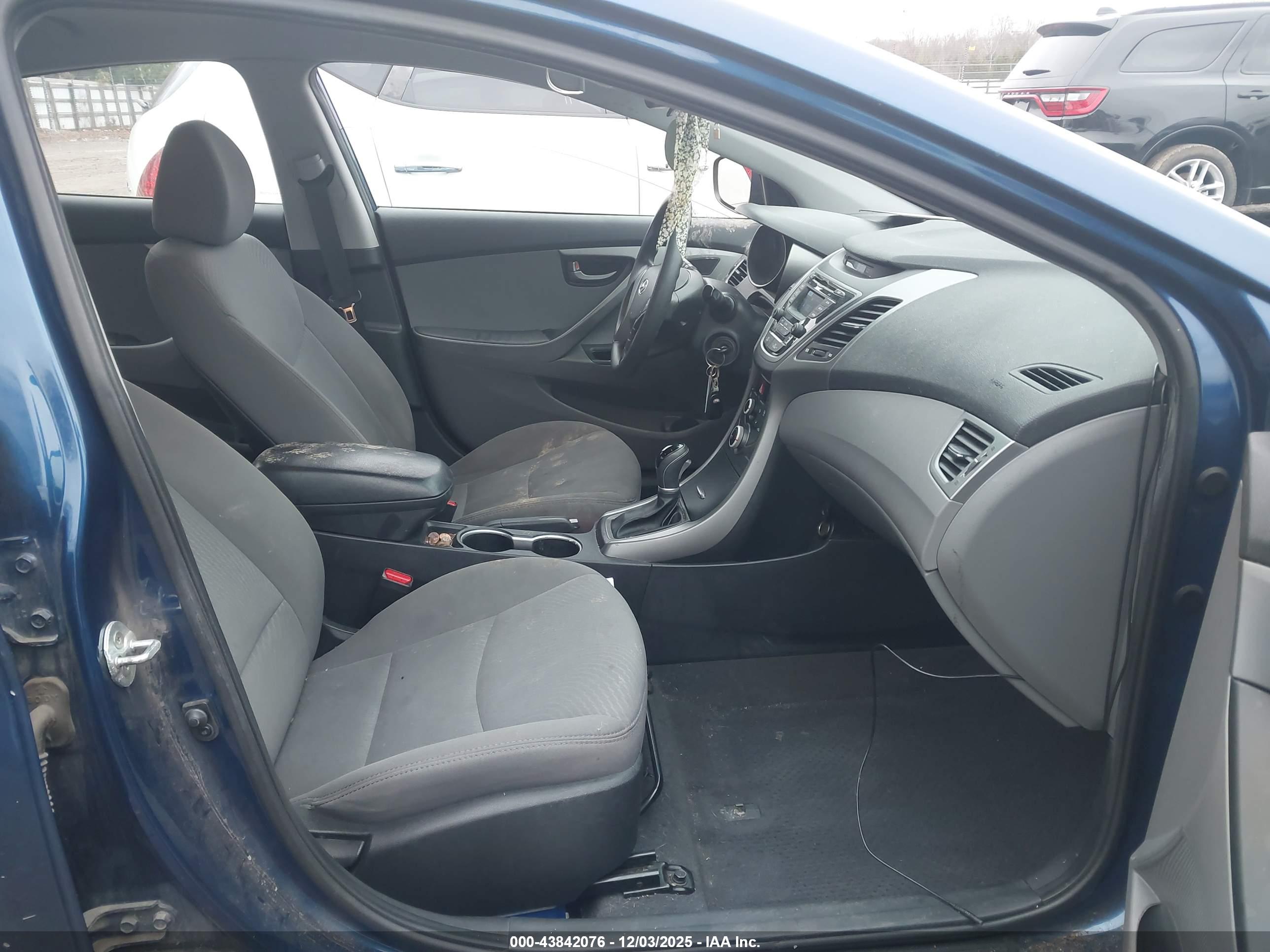 HYUNDAI ELANTRA image 5
