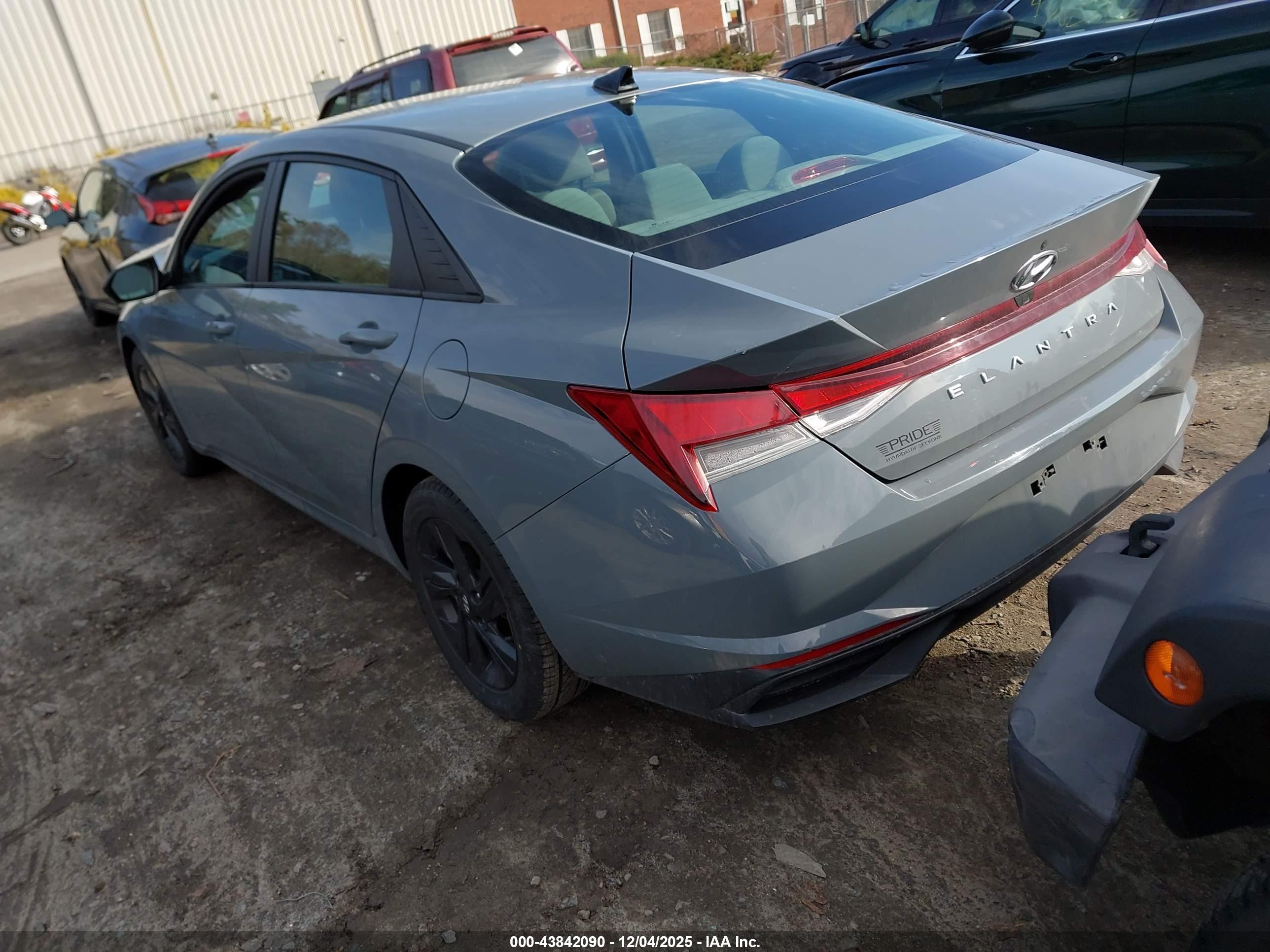 HYUNDAI ELANTRA image 3