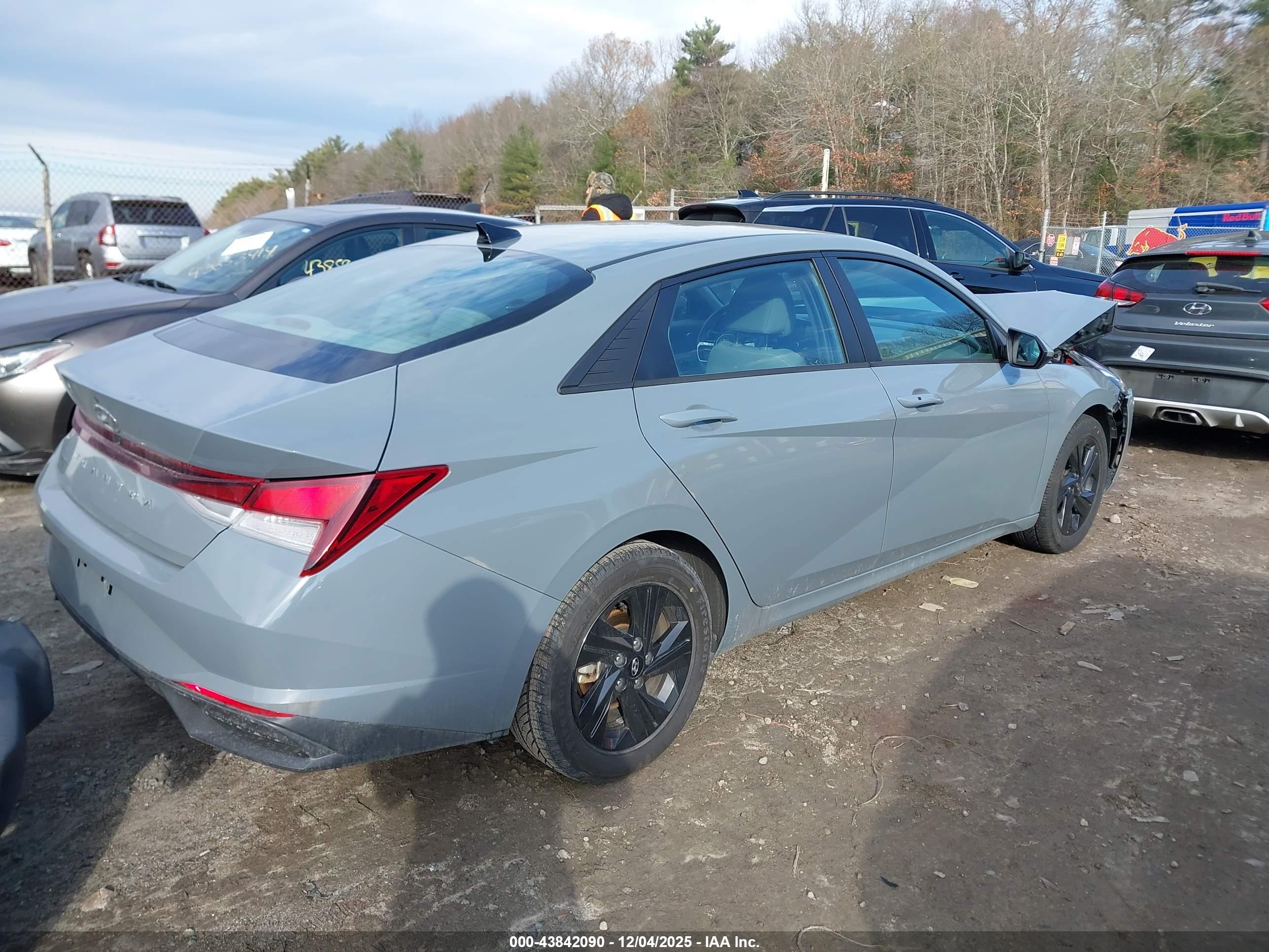 HYUNDAI ELANTRA image 4