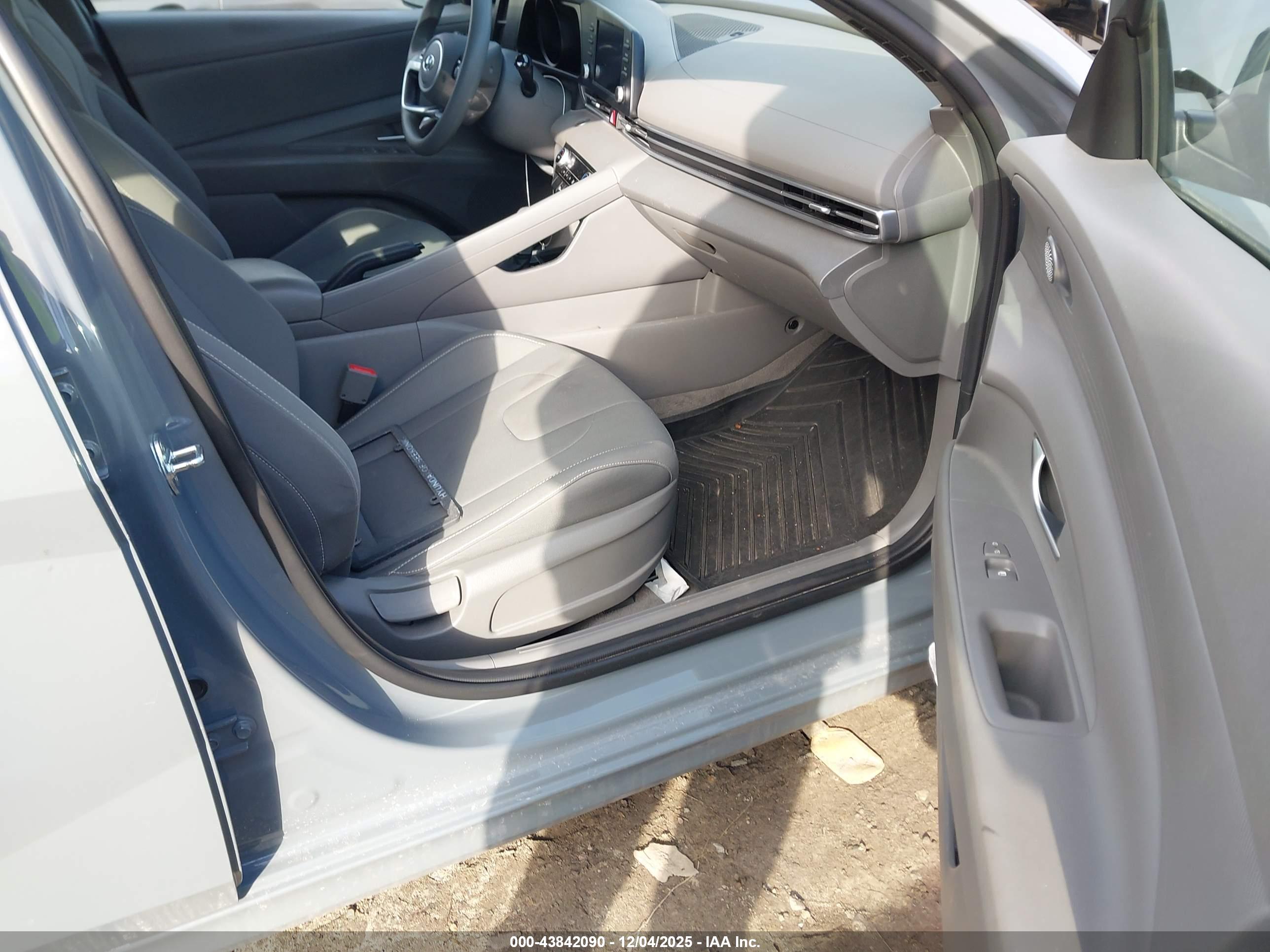 HYUNDAI ELANTRA image 5