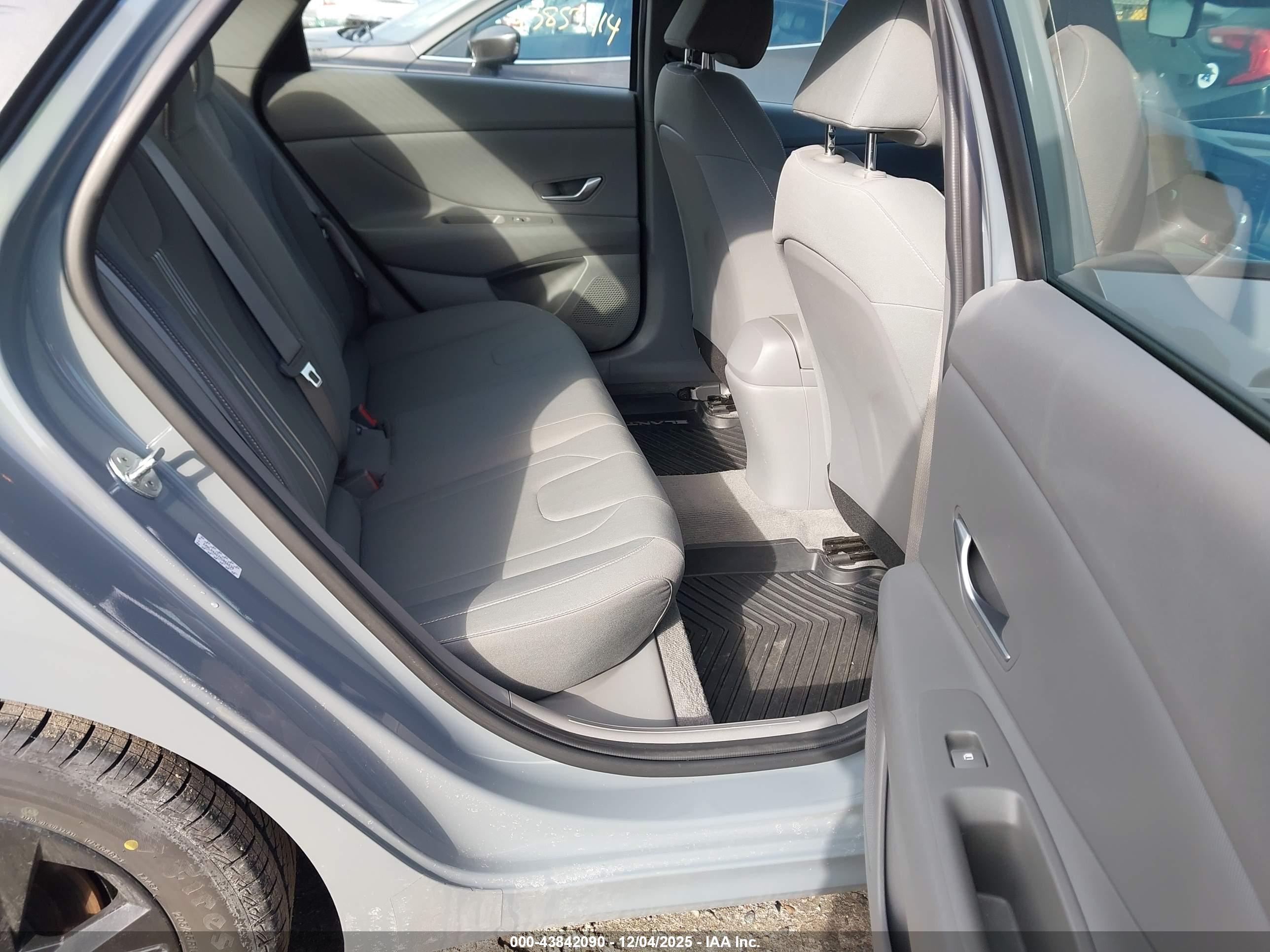 HYUNDAI ELANTRA image 8