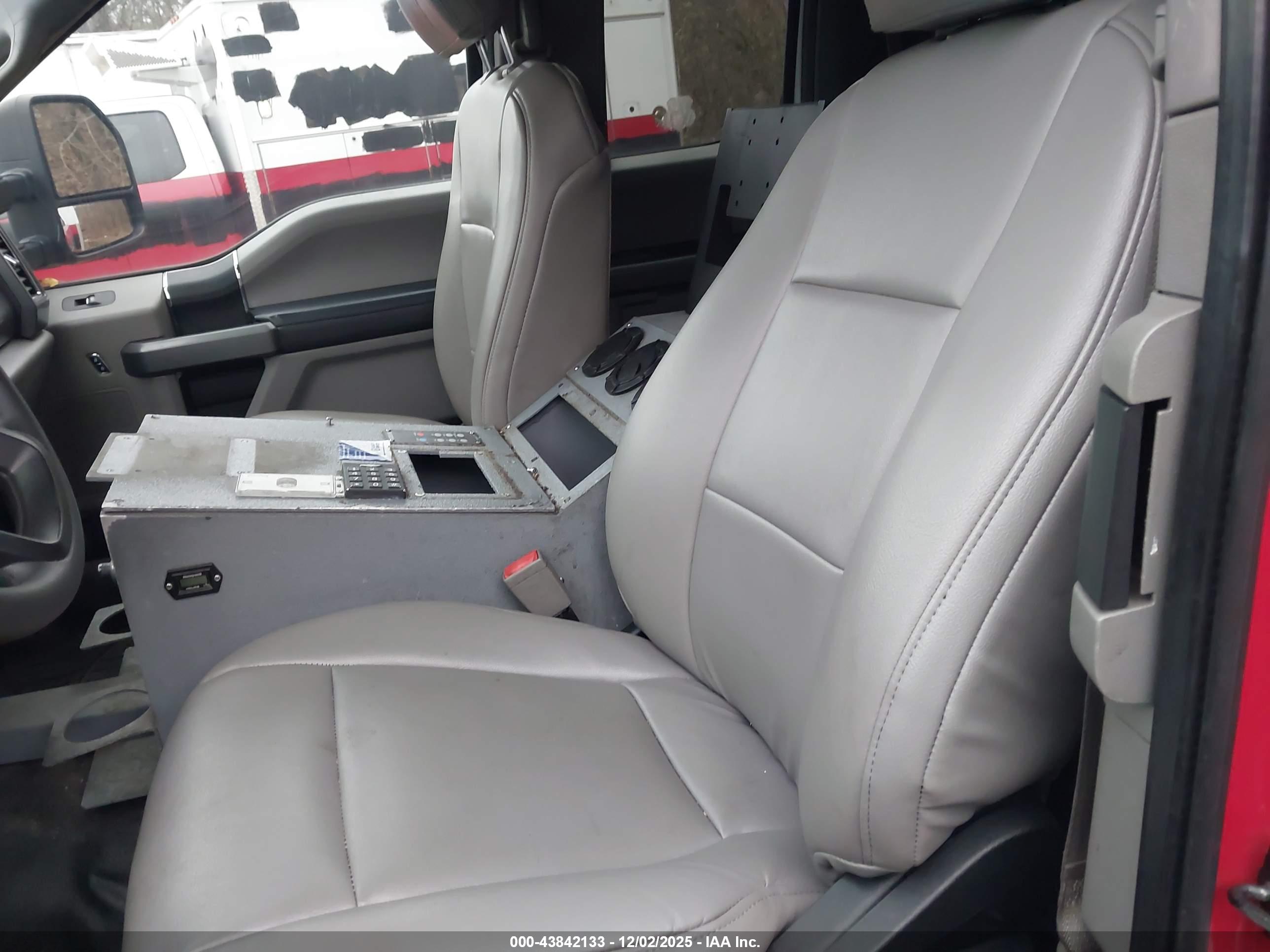 FORD F-550 image 7