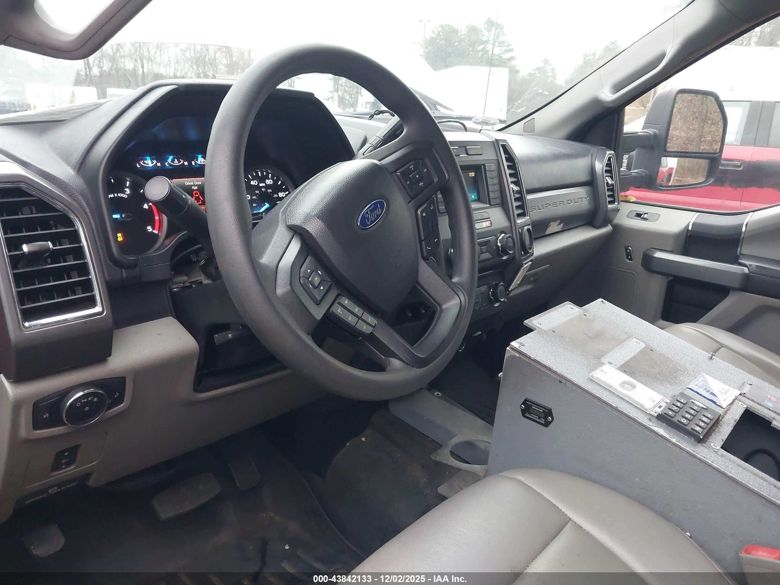 FORD F-550 image 8