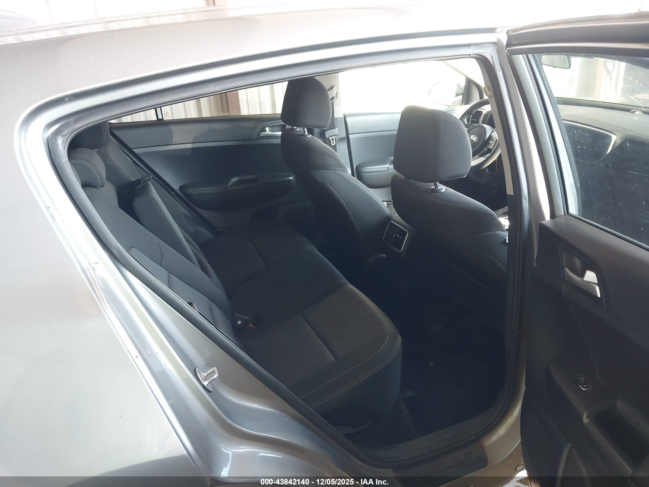 KIA SPORTAGE image 8