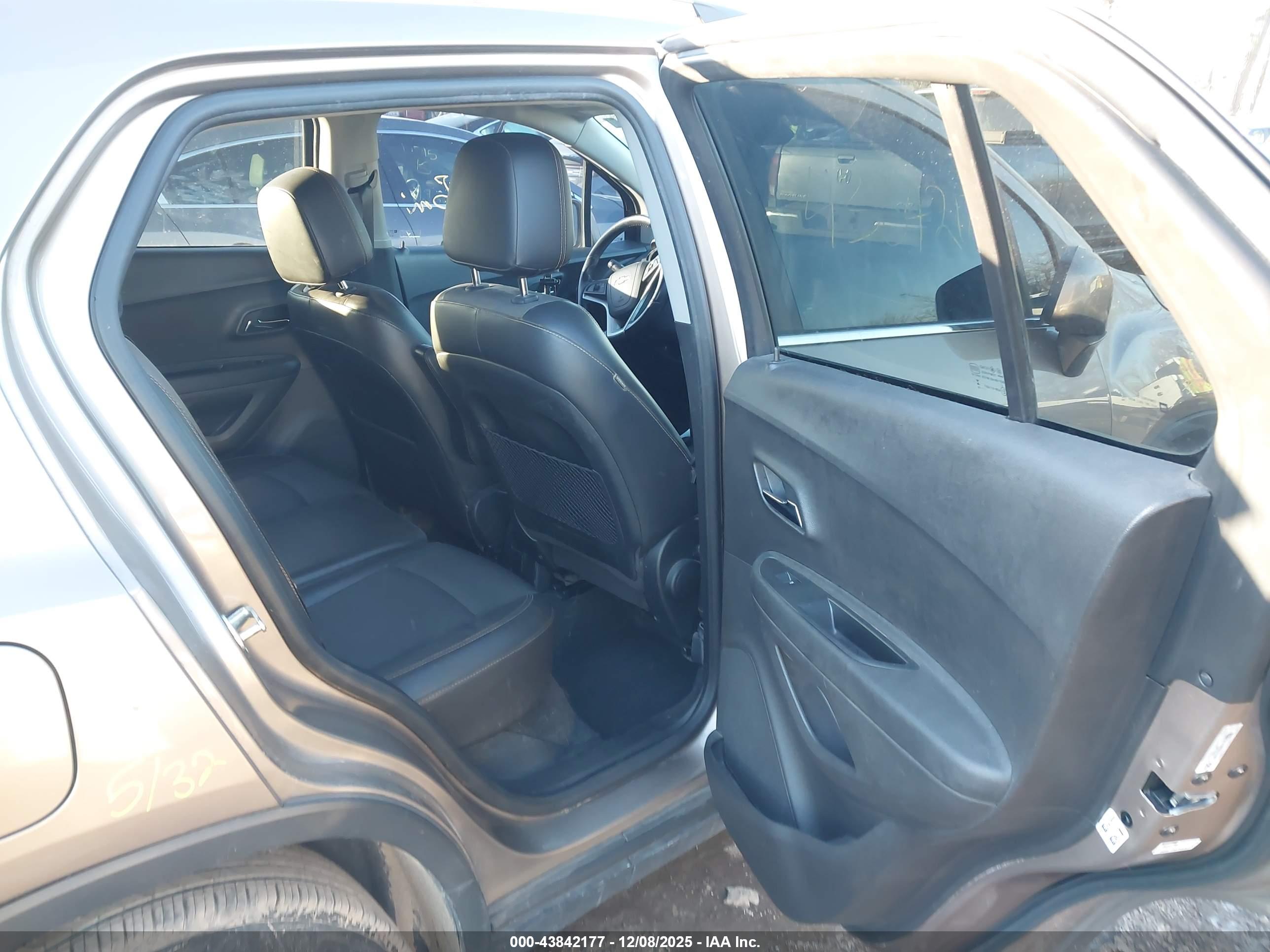 CHEVROLET TRAX image 8