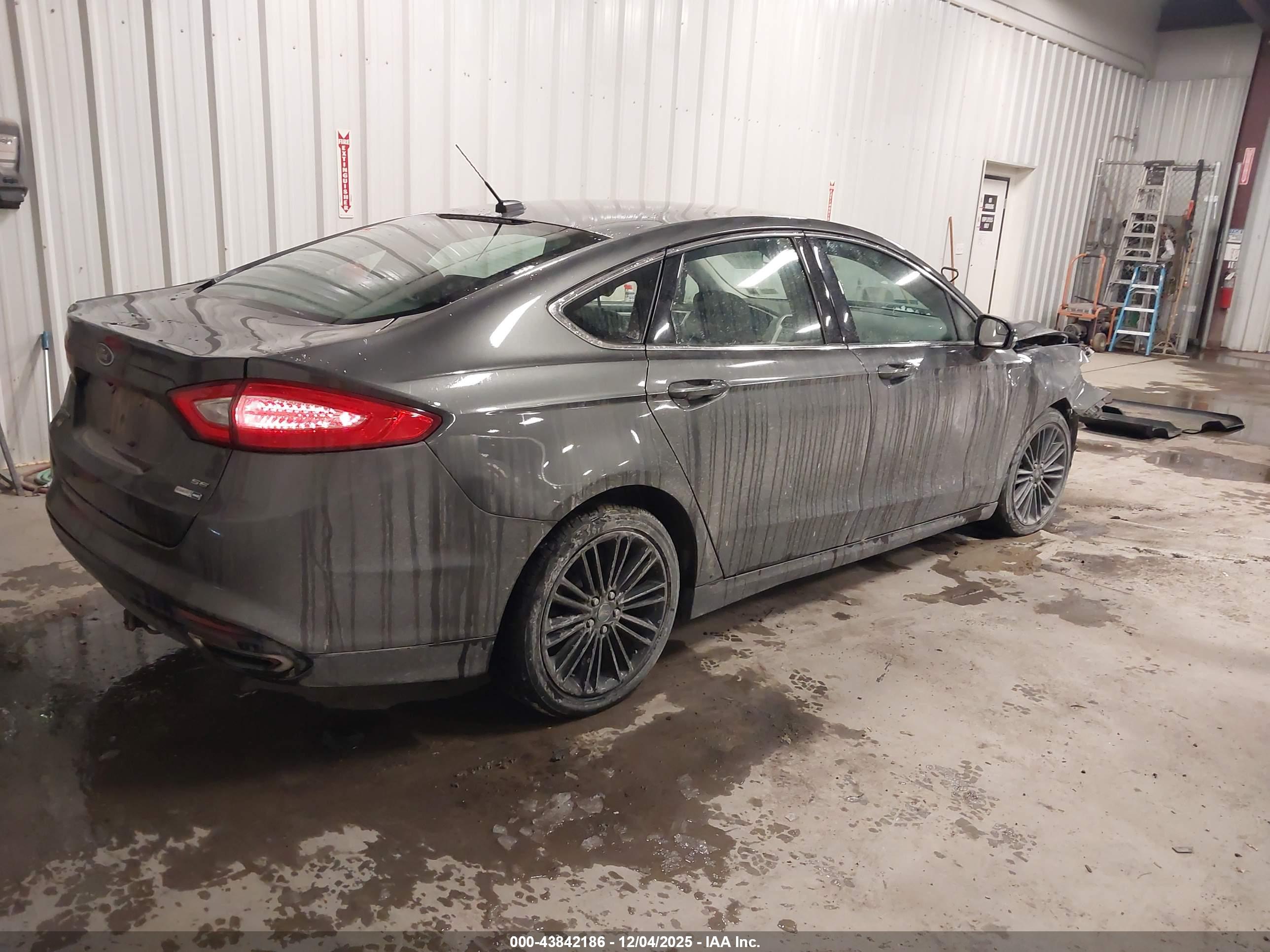 FORD FUSION image 4